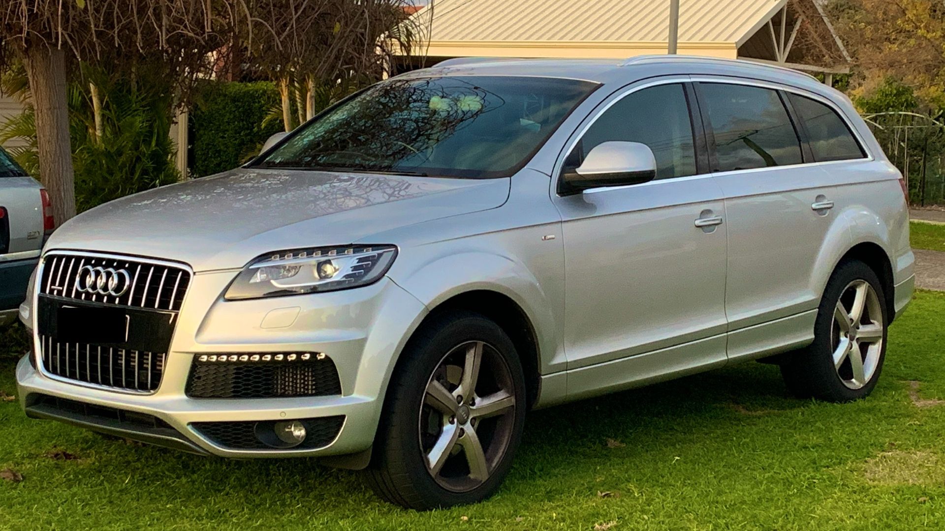 File:Audi Q7 (2014) 01.jpg