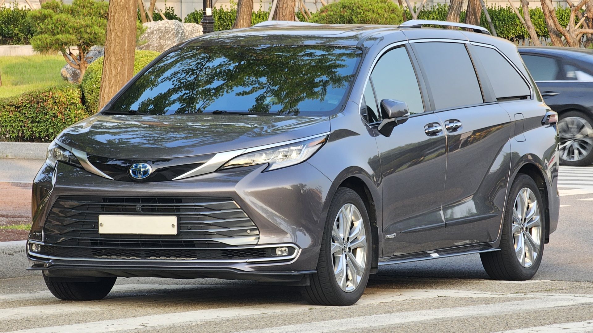 File:Toyota Sienna Hybrid Limited XL40 Gray Mica Metallic (24).jpg