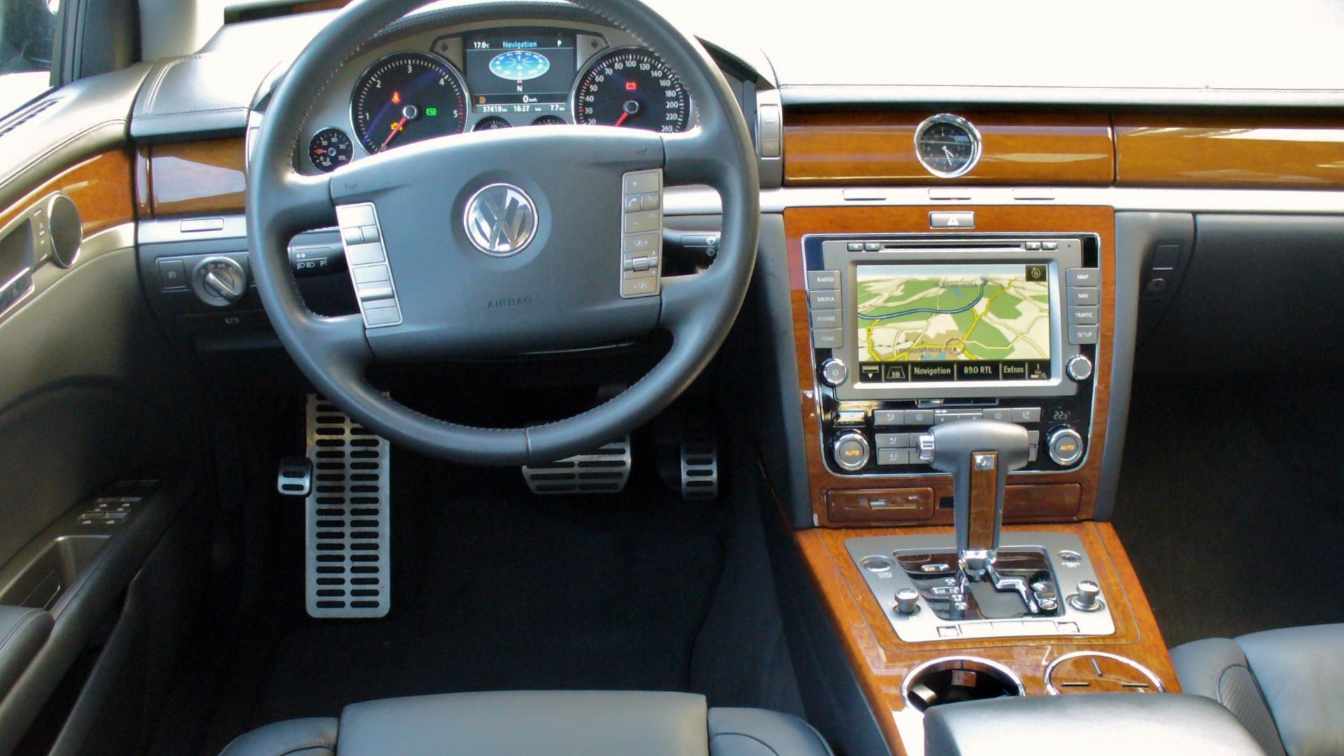 File:VW Phaeton 3.0 TDI 4Motion Tarantellaschwarz Interieur.JPG
