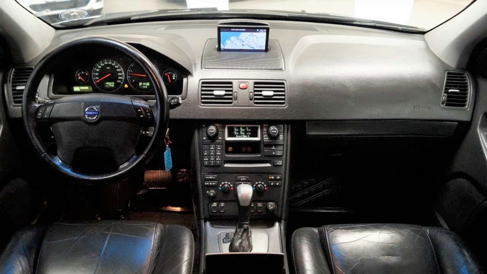 File:Kabina Volvo XC90 2005 r..jpg