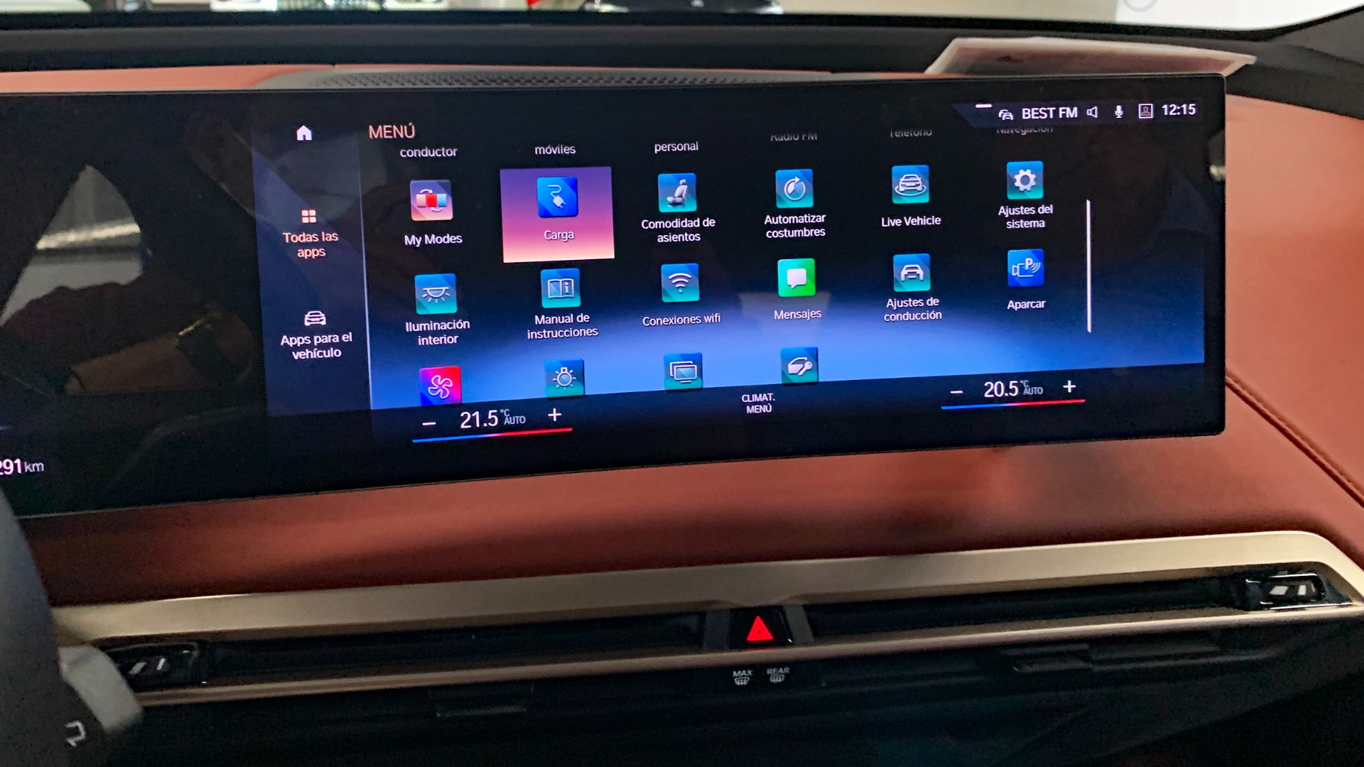 File:BMW iX central screen CRI 12 2021 2732.jpg