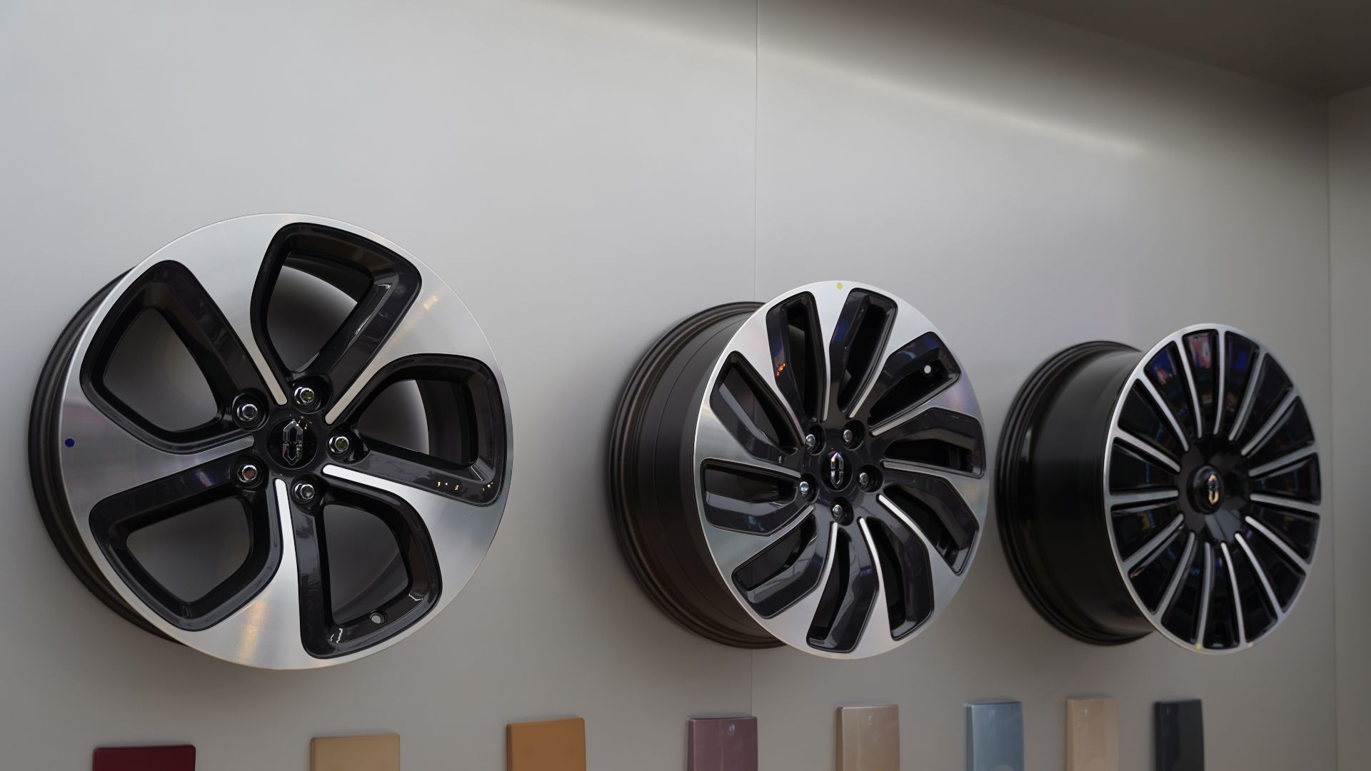 File:Alloy wheels at the Huawei Flagship Store in Wangfujing.jpg