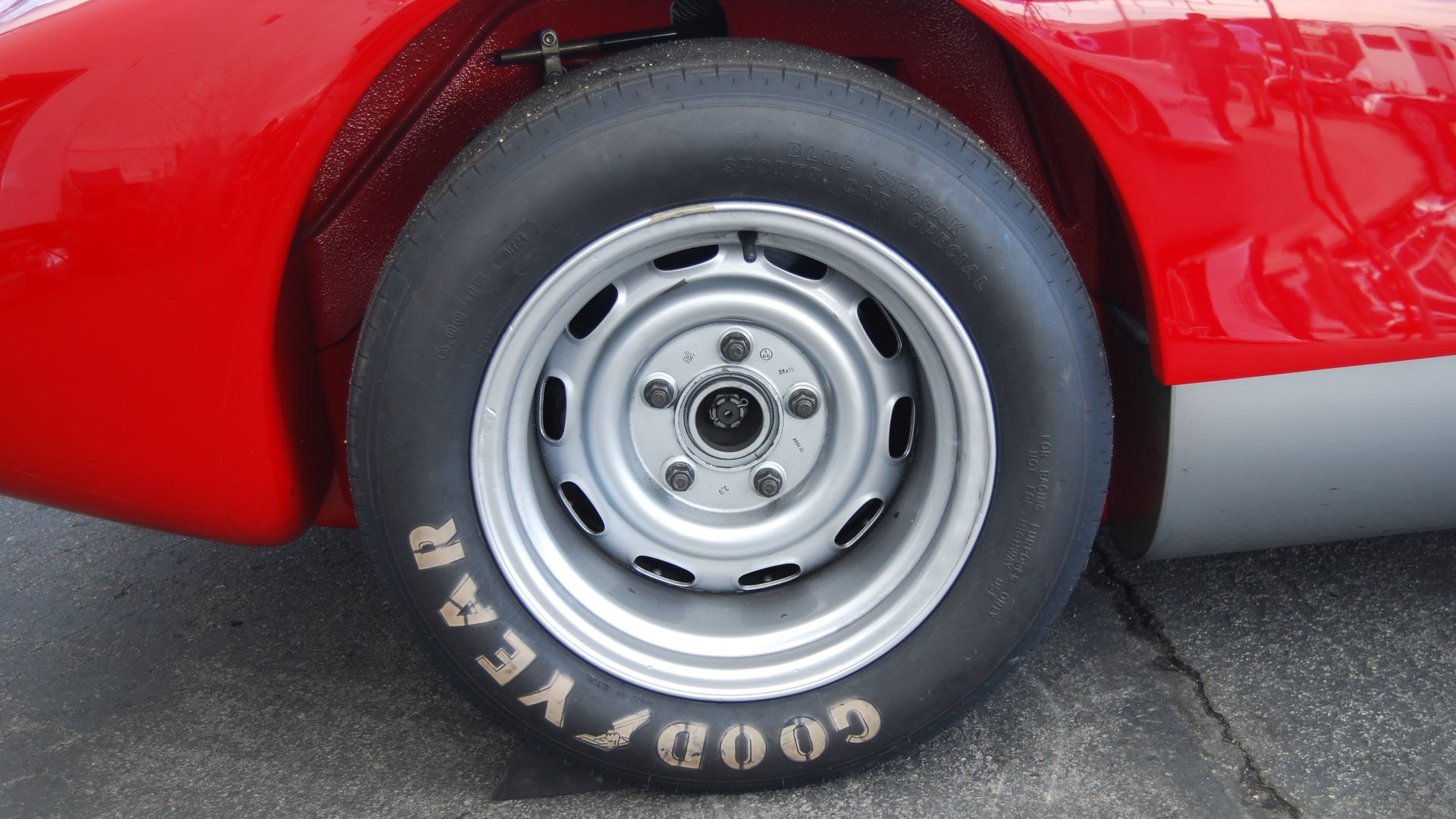 File:Flickr - wbaiv - red Porsche 906 ^48, right rear tire ^ wheel.jpg