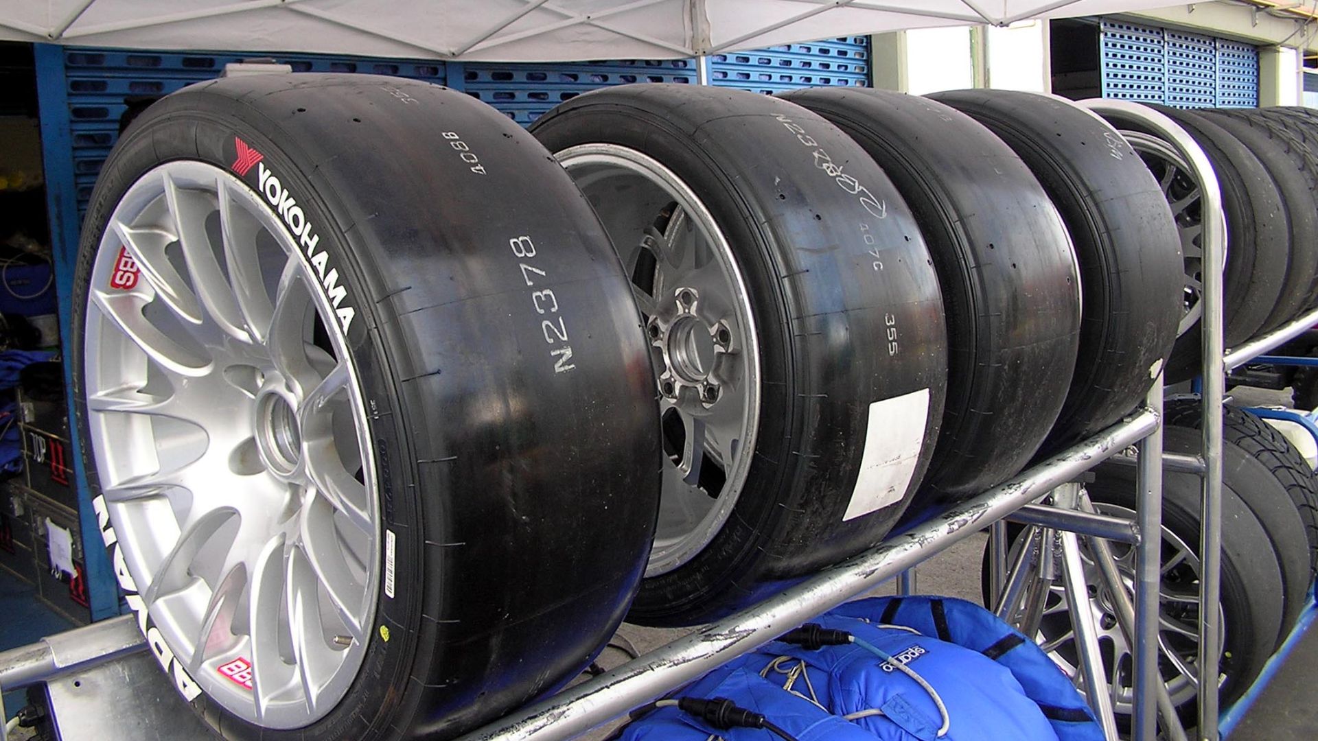 File:Yokohama ADVAN Tires WTCC 2006.jpg