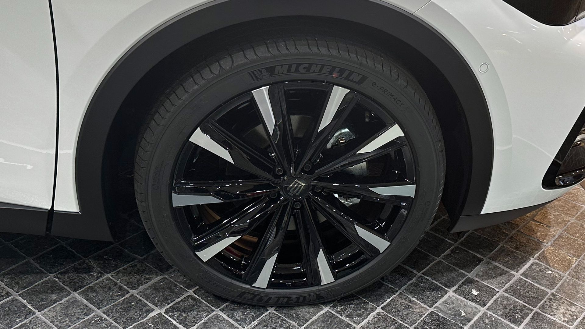 File:The tire wheel of Toyota CROWN