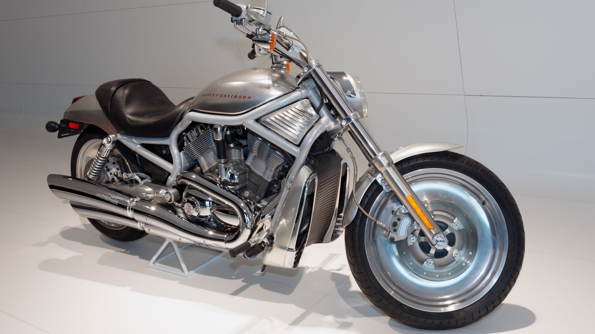 File:Harley-Davidson V-Rod front-right Porsche Museum.jpg