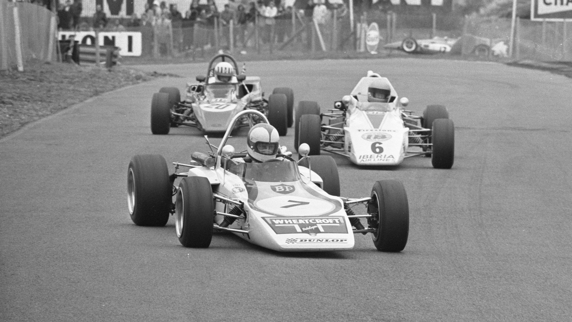 File:Roger Williamsen, Mike Walker en Tom Pryce in hun auto's, Bestanddeelnr 925-5666.jpg