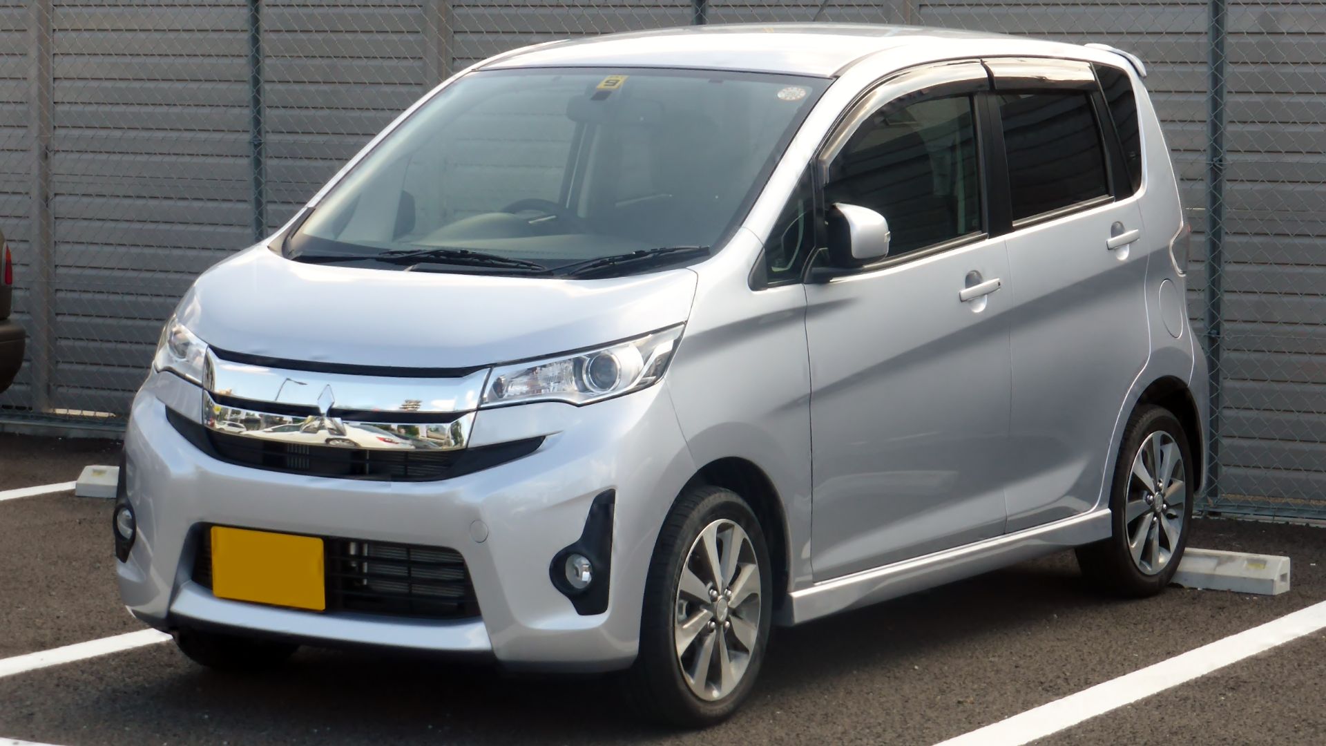 File:Mitsubishi eK custom (B11W) front.JPG