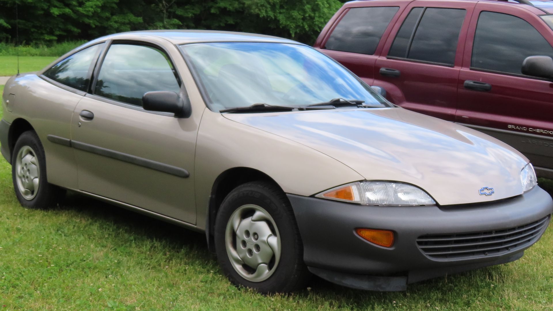 File:1996 Chevrolet Cavalier coupe, front right, 06-07-2024.jpg