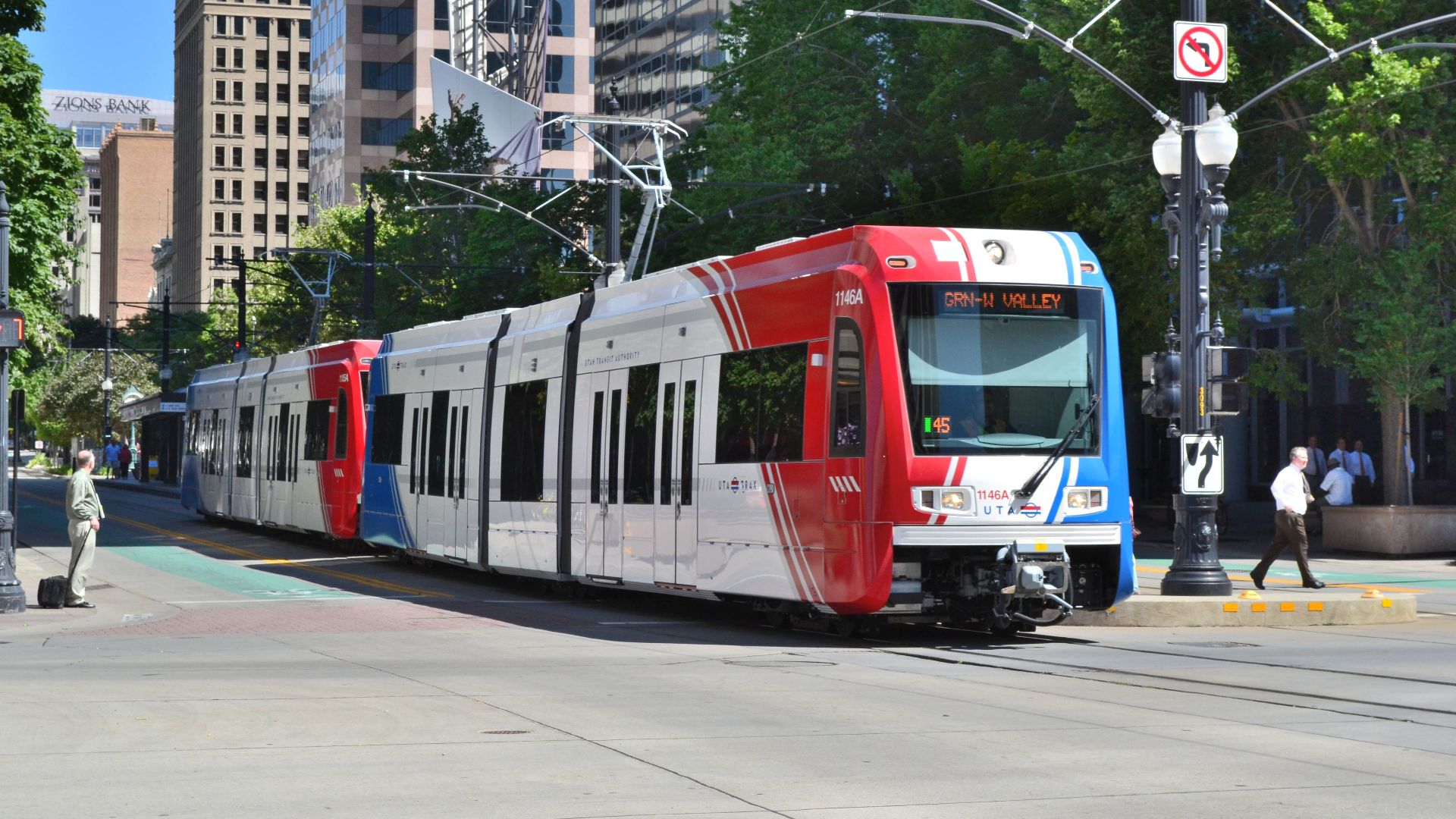 File:Green line Trax at Gallivan Plaza.jpg