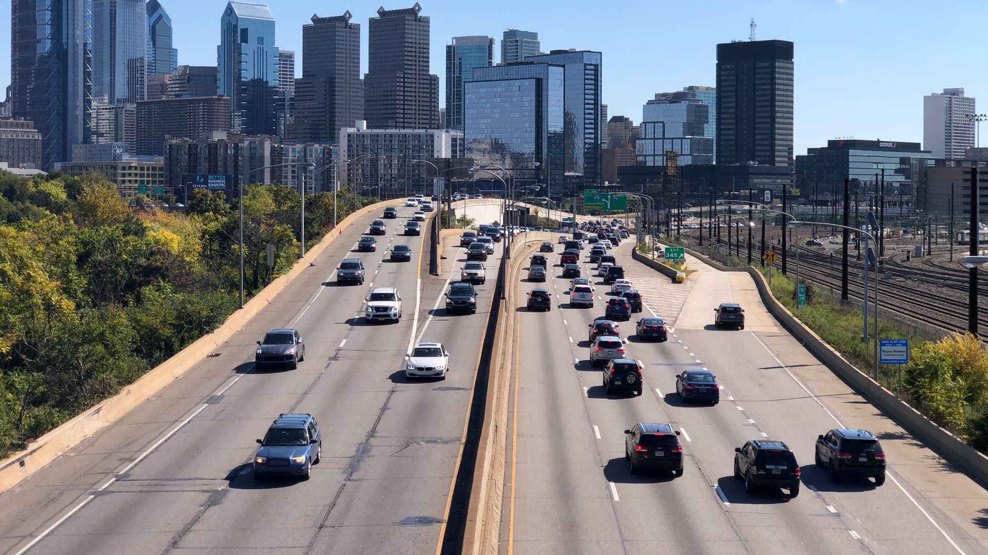 File:2022-10-09 13 33 59 View east along Interstate 76 and U.S. Route 30 (Schuylkill Expressway) from the overpass for Spring Garden Street in Philadelphia, Pennsylvania.jpg