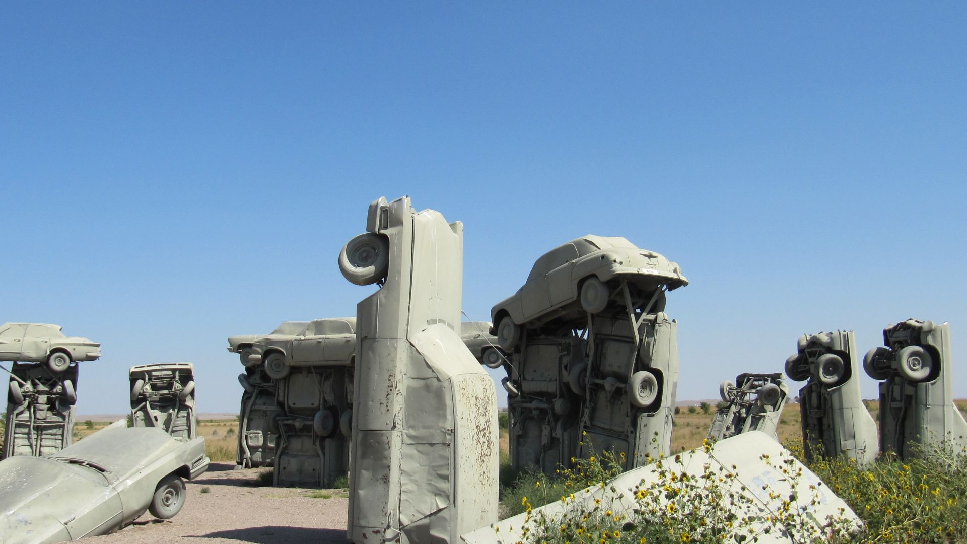 File:Carhenge, inner circle.JPG