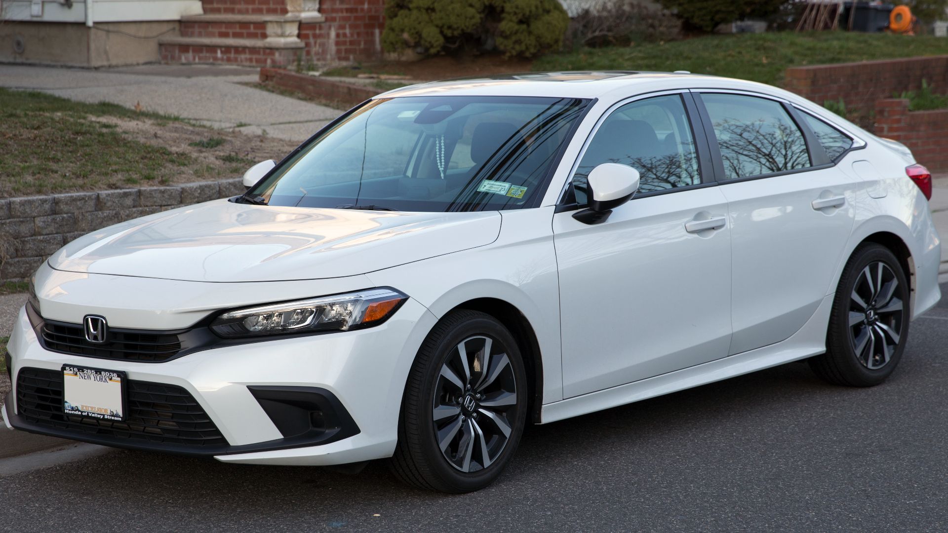 File:2022 Honda Civic Sedan EX in Platinum White Pearl, front left.jpg