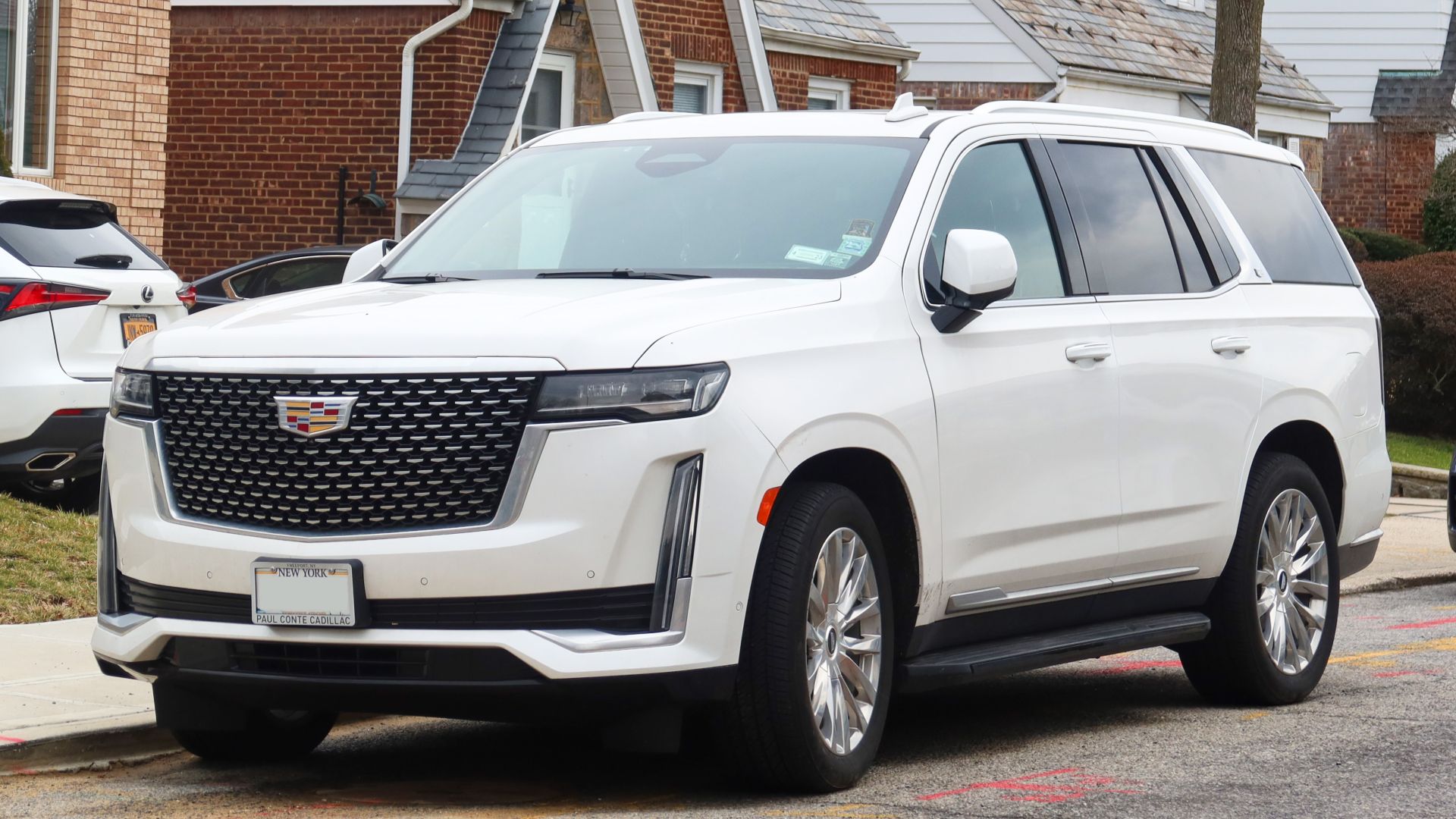 File:2021 Cadillac Escalade Premium Luxury, front 3.7.22.jpg