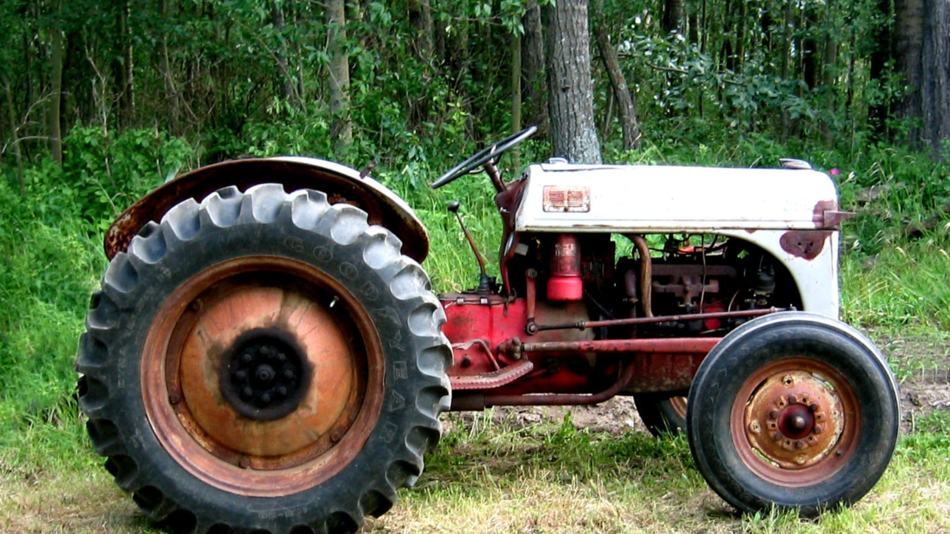 File:Ford 8N tractor, side view.jpg