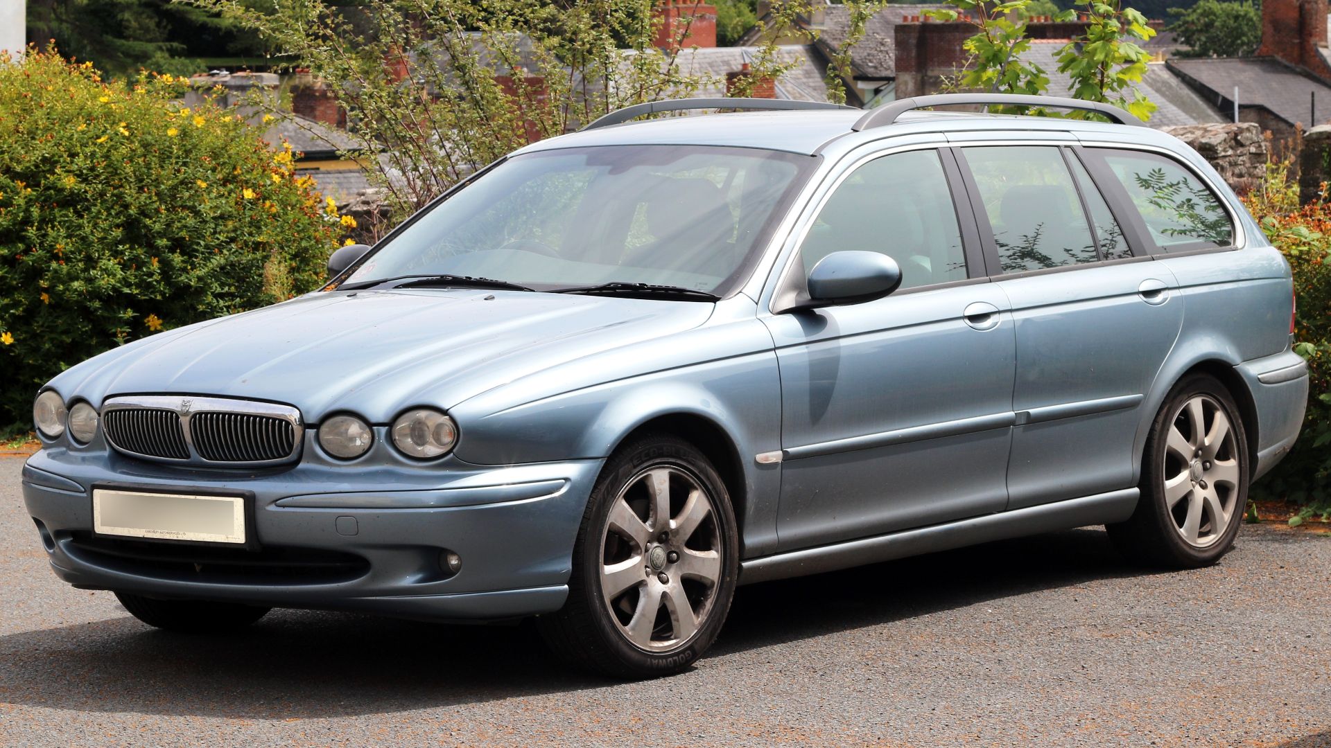 File:Jaguar X-Type 2495cc registered April 2006 in Brecon.jpg