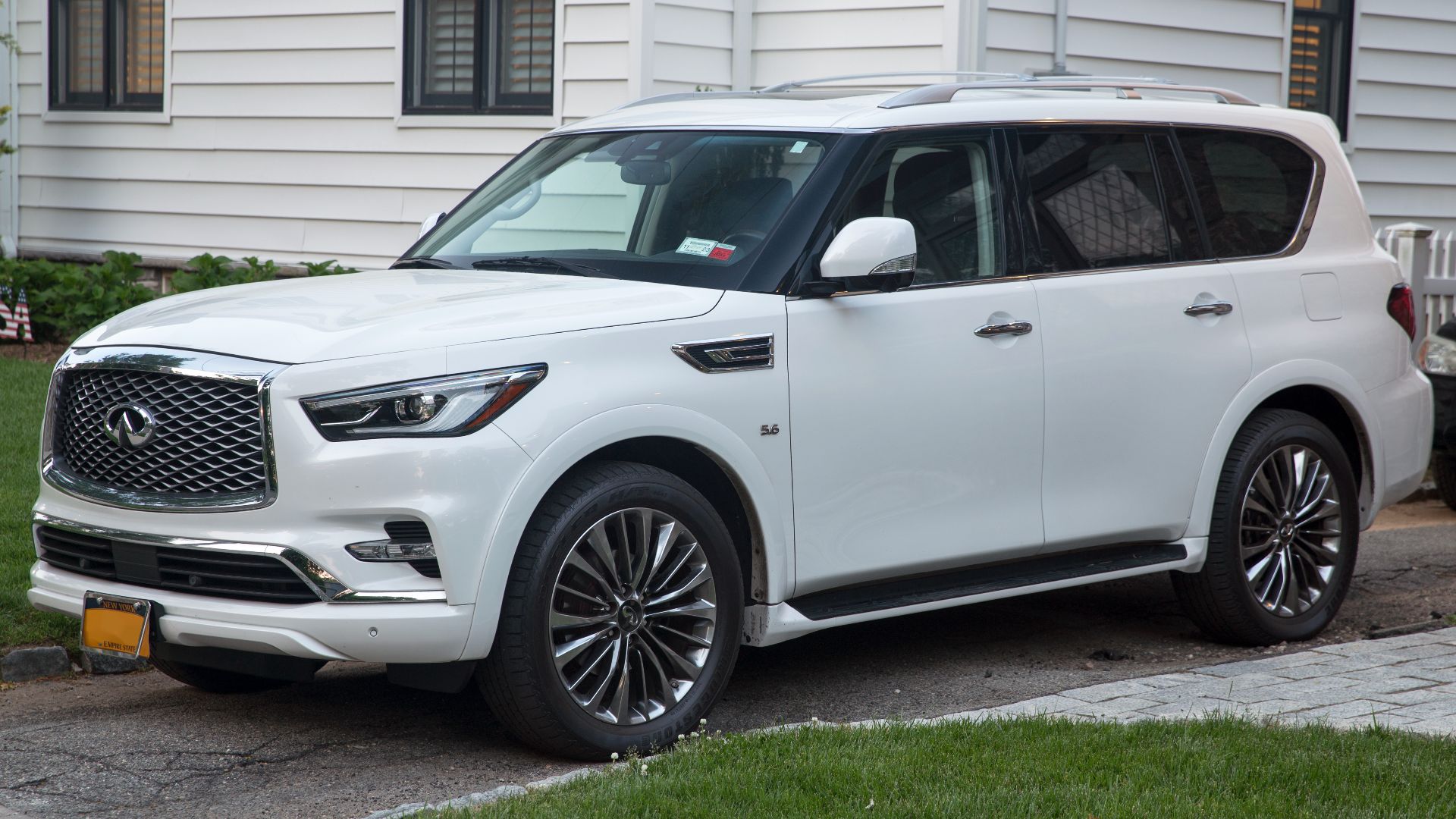 File:2019 Infiniti QX80 Limited in Moonstone White, front left.jpg