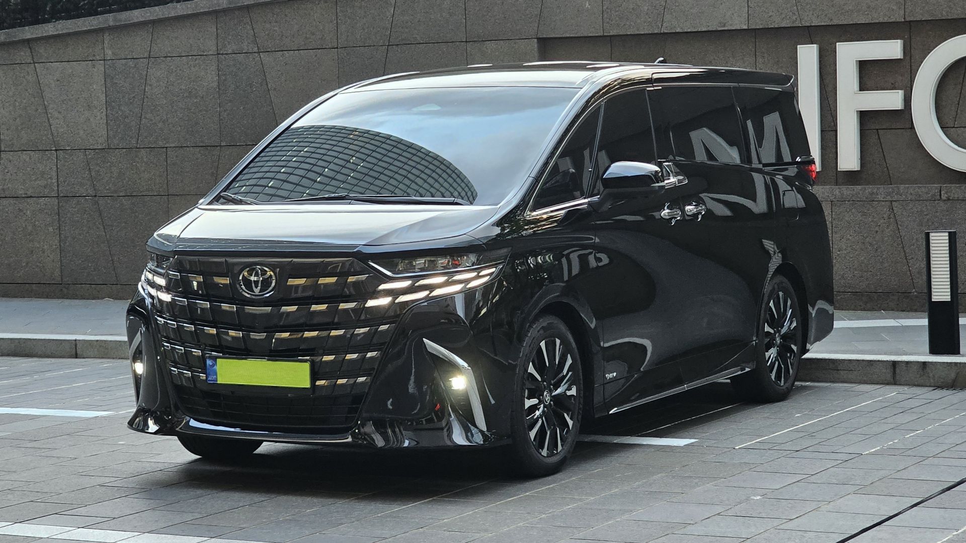 File:Toyota Alphard Hybrid E-Four Executive Lounge AAHH45 Black (4).jpg