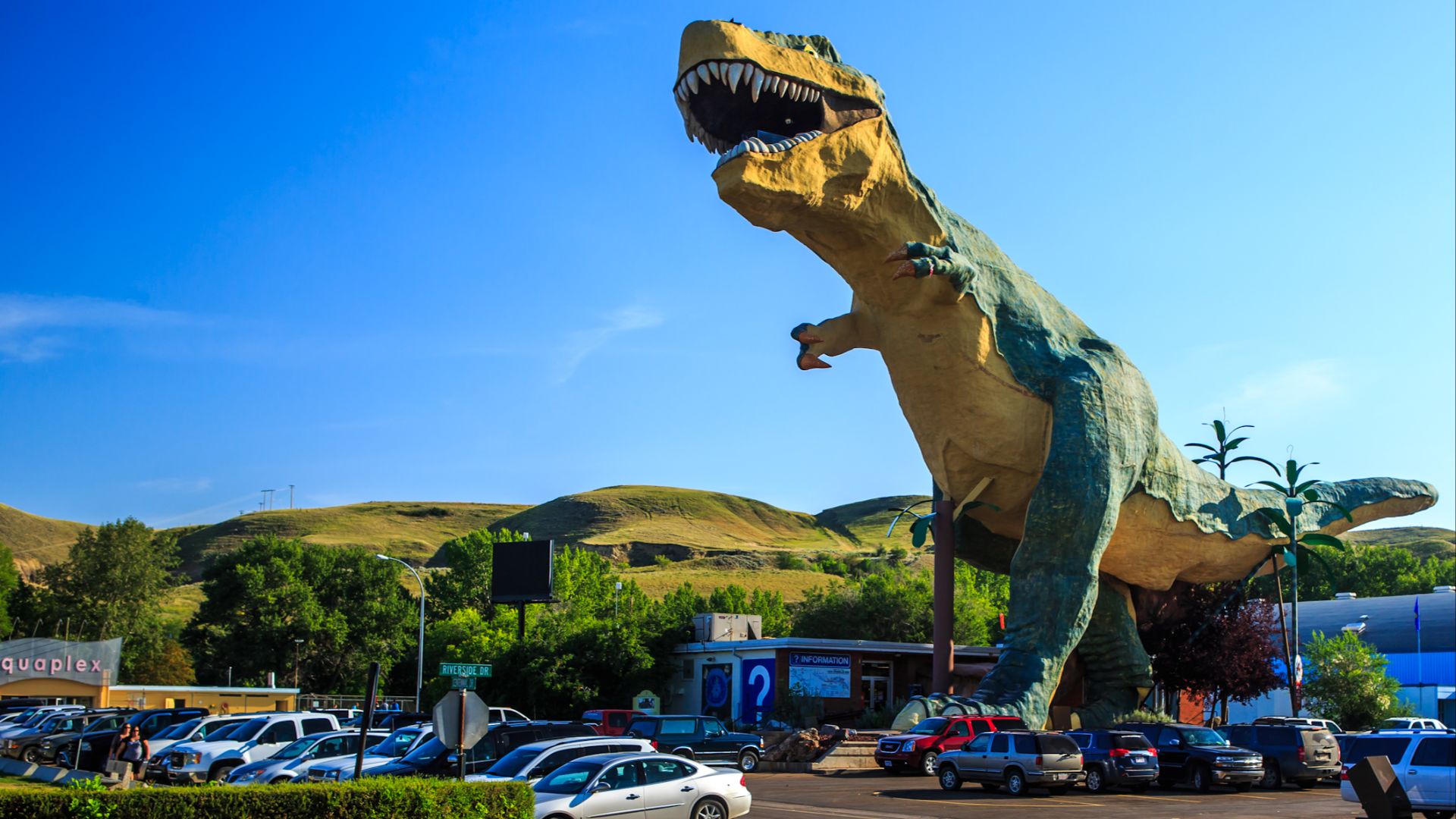 File:Drumheller & the Tyrell Museum (7897901734).jpg