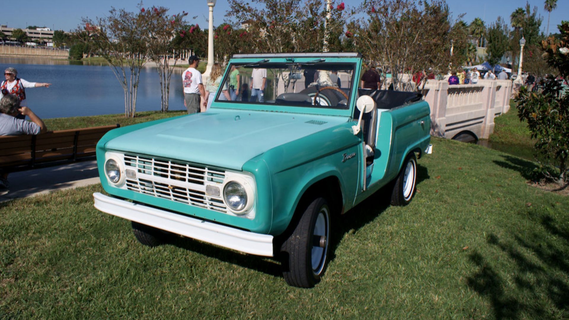 File:Ford Bronco 1966 Convertible LSideFront Lake Mirror Cassic 16Oct2010 (14690723287).jpg