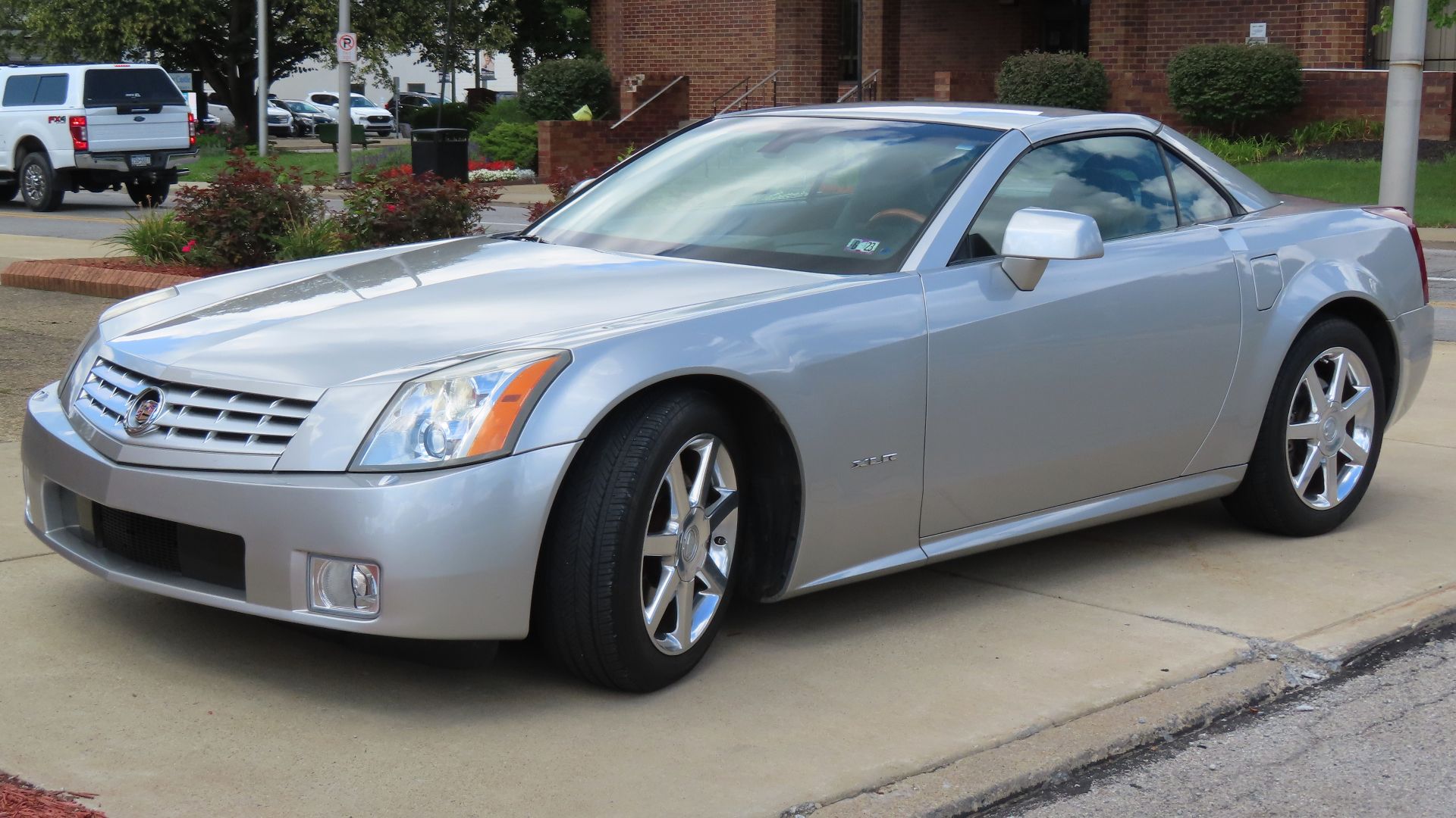 File:2005 Cadillac XLR, front left, 08-27-2023.jpg