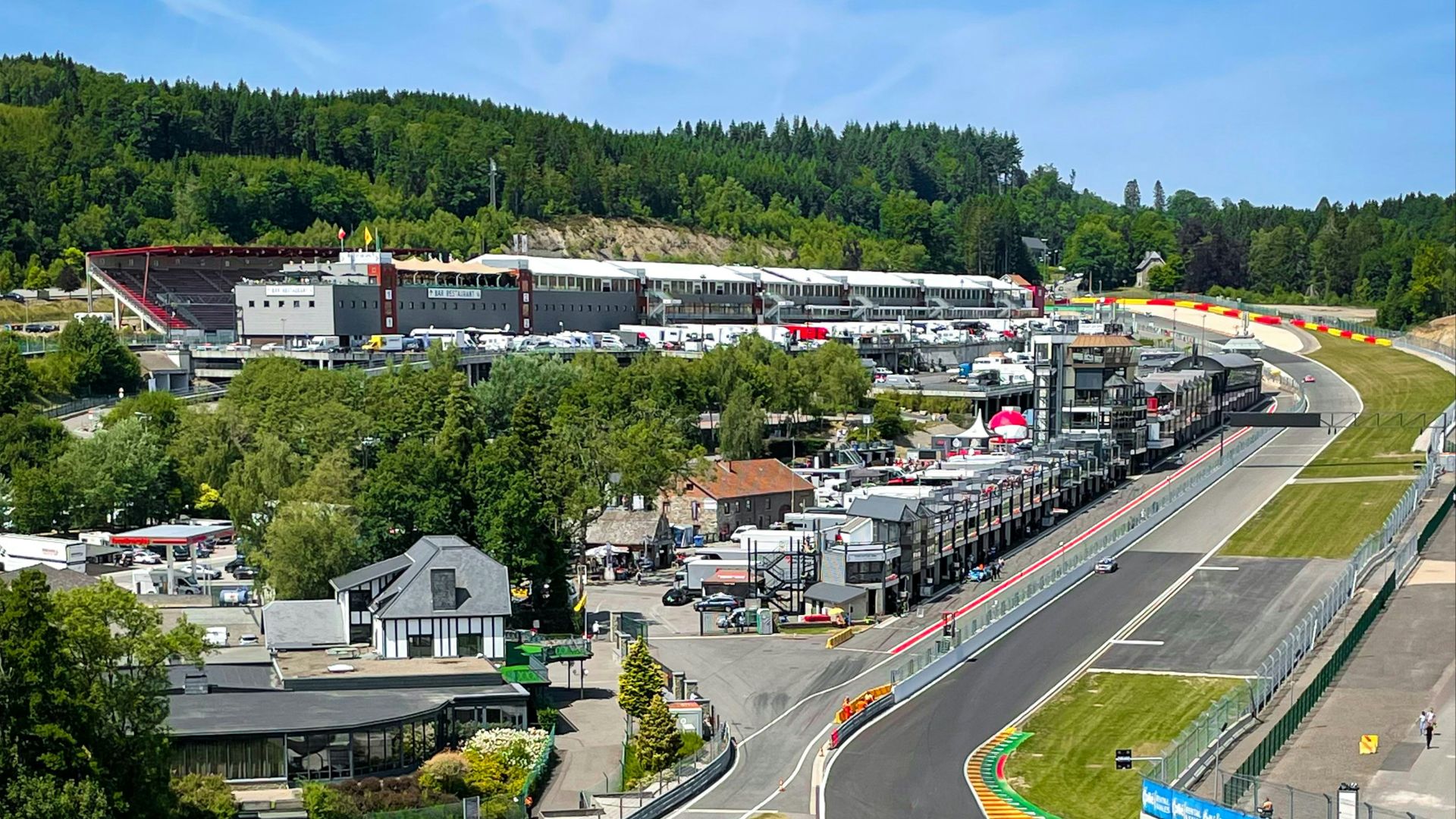 a race track with a building in the background