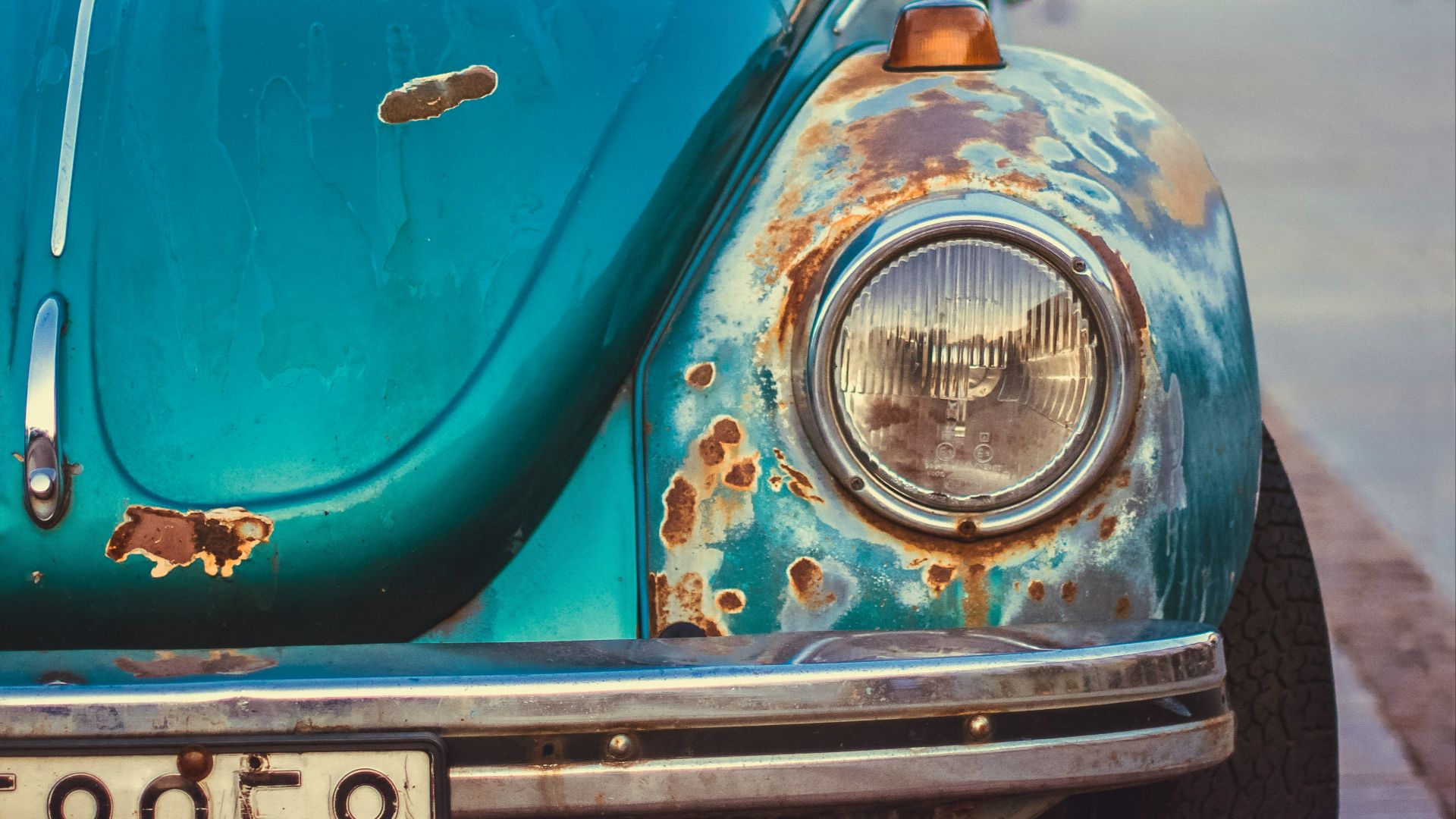 blue Volkswagen Beetle close-up photo