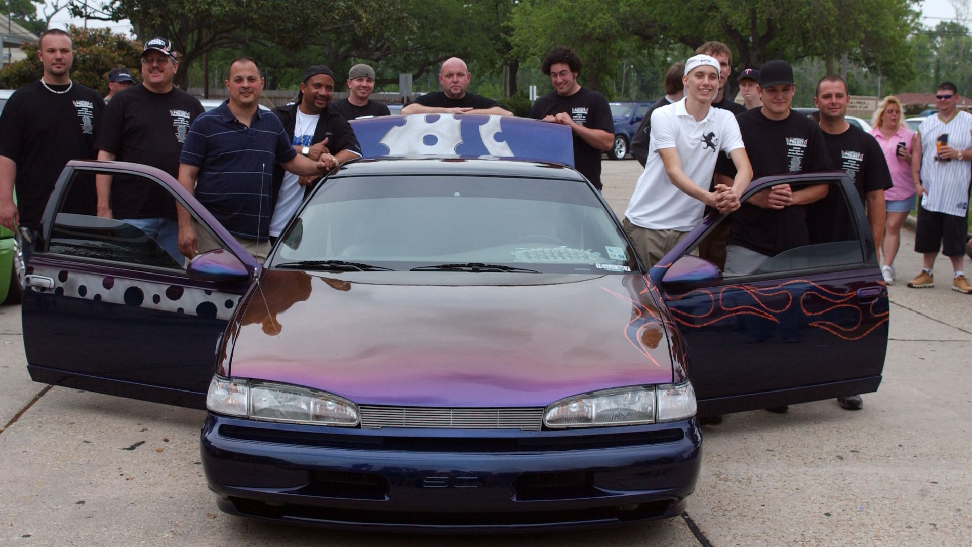 File:US Navy 070331-N-2070C-001 Aviation Machinist's Mate 1st Class Anthony Mastrianni, his son, and MTV's.jpg