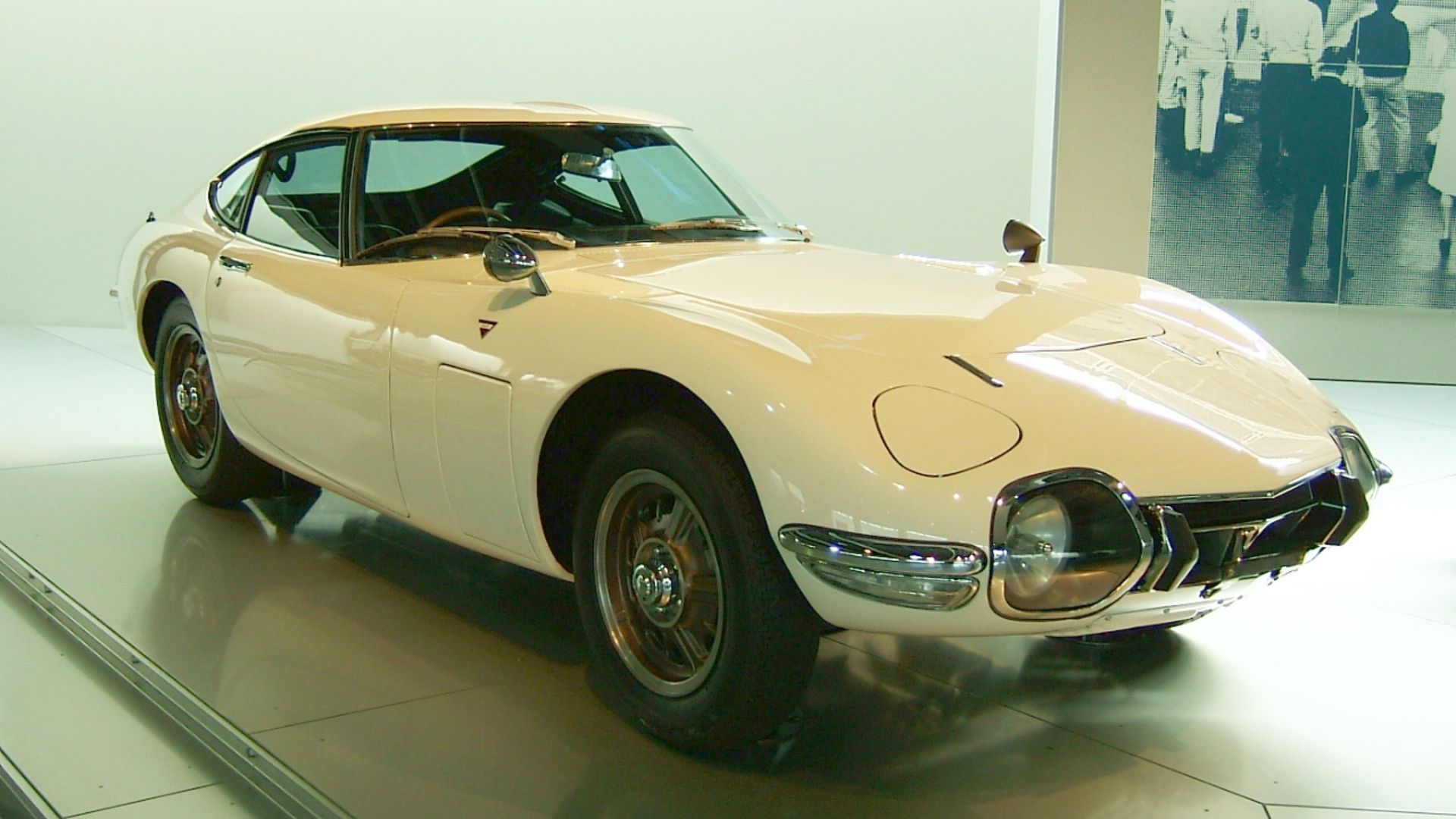 File:TOYOTA 2000GT.jpg