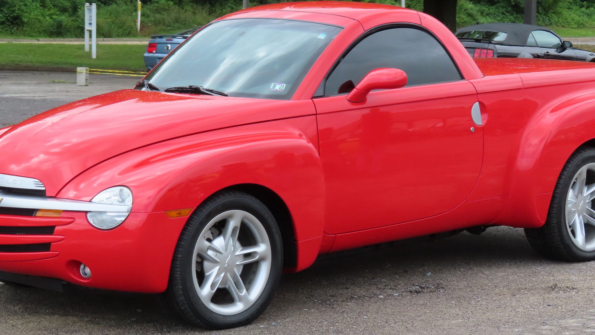 File:2004 Chevrolet SSR, front left, 07-02-2023.jpg
