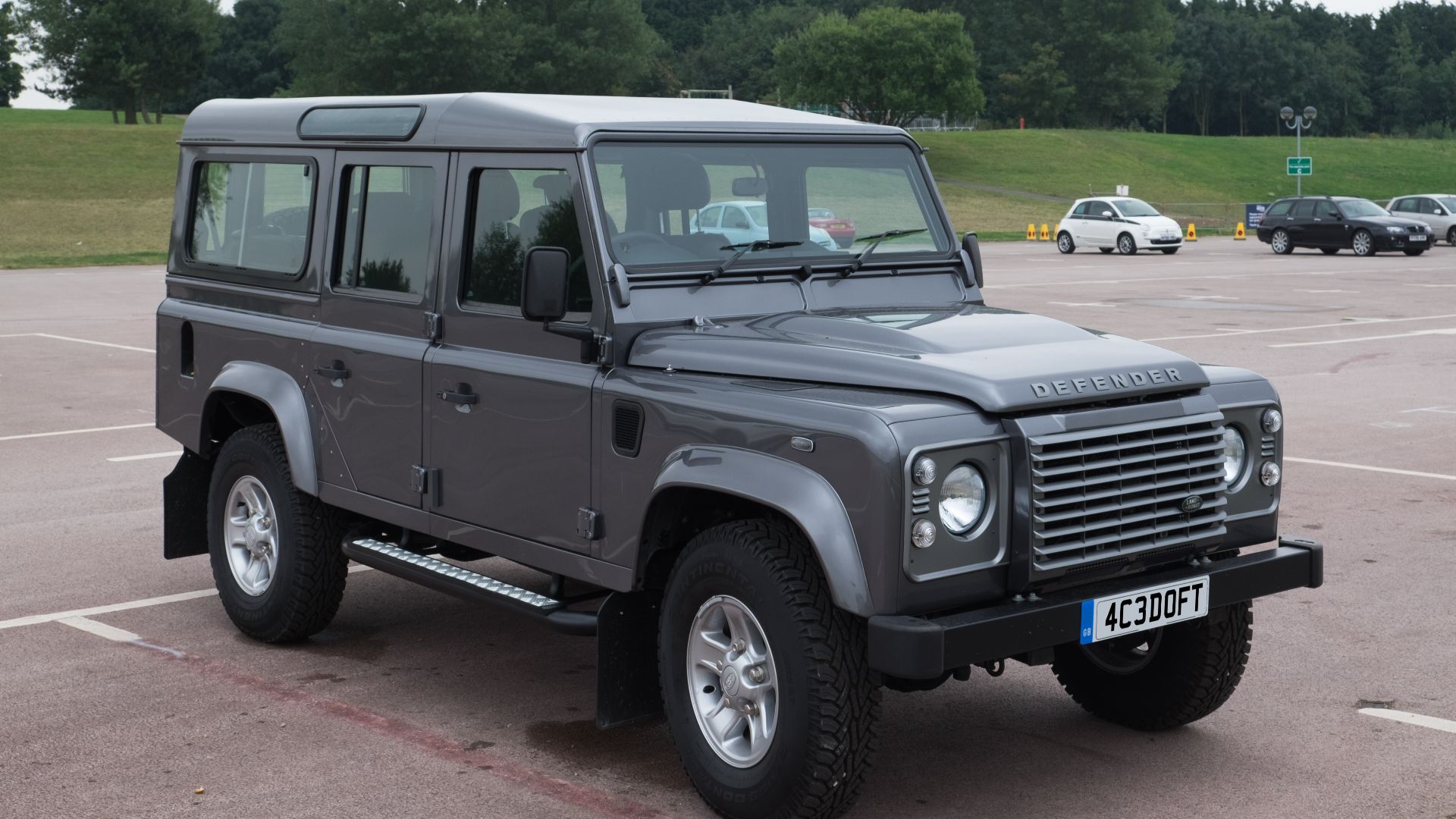 File:Land Rover Defender 110 Station Wagon 2016 - front.jpg