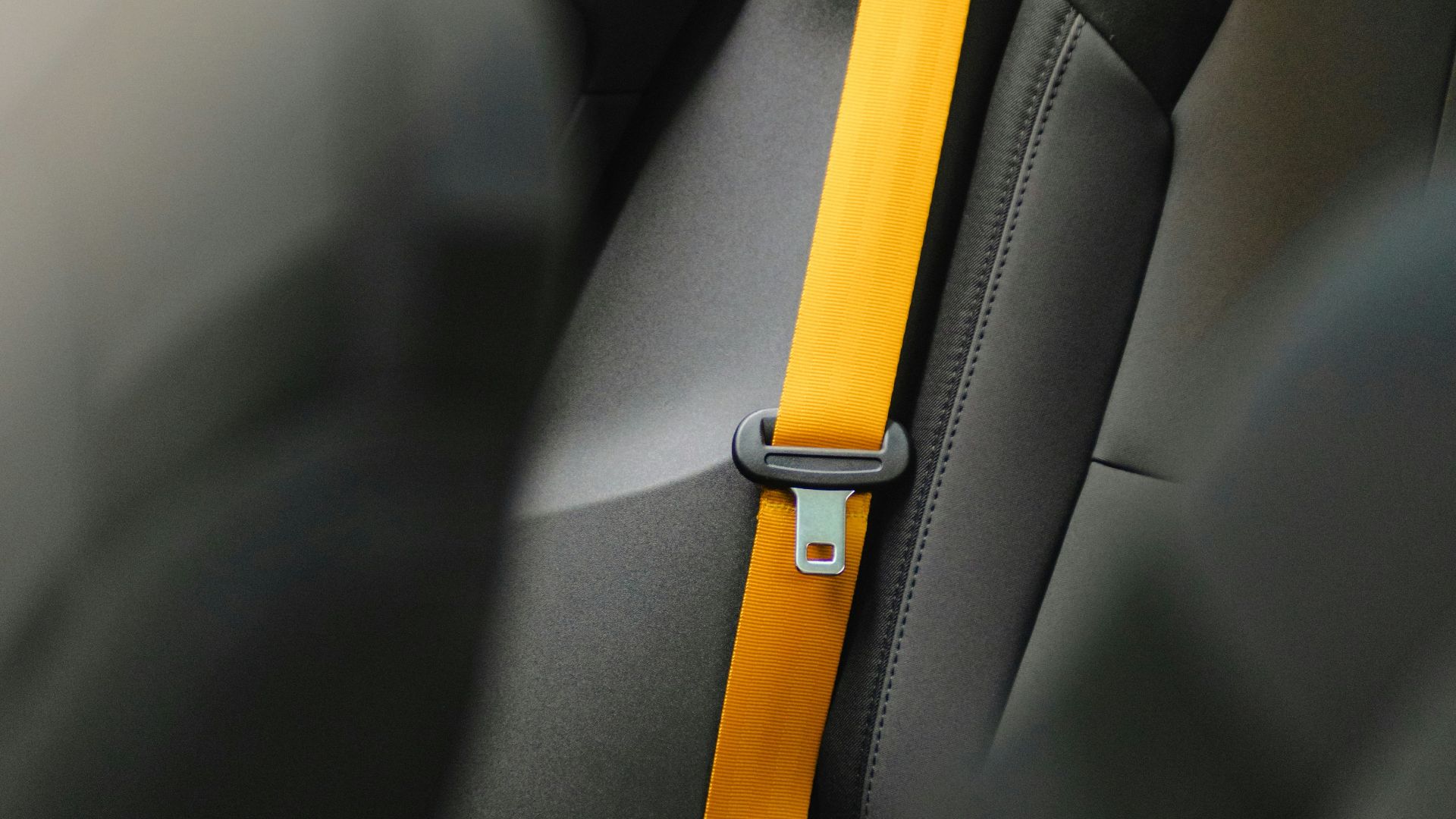 a car seat with a yellow strip on it