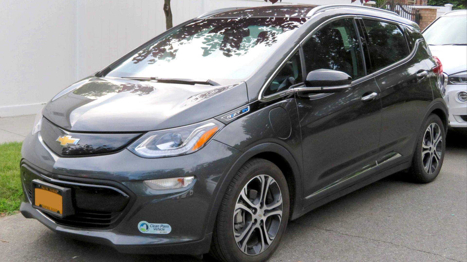 File:2017 Chevrolet Bolt EV Premier front 6.20.18.jpg
