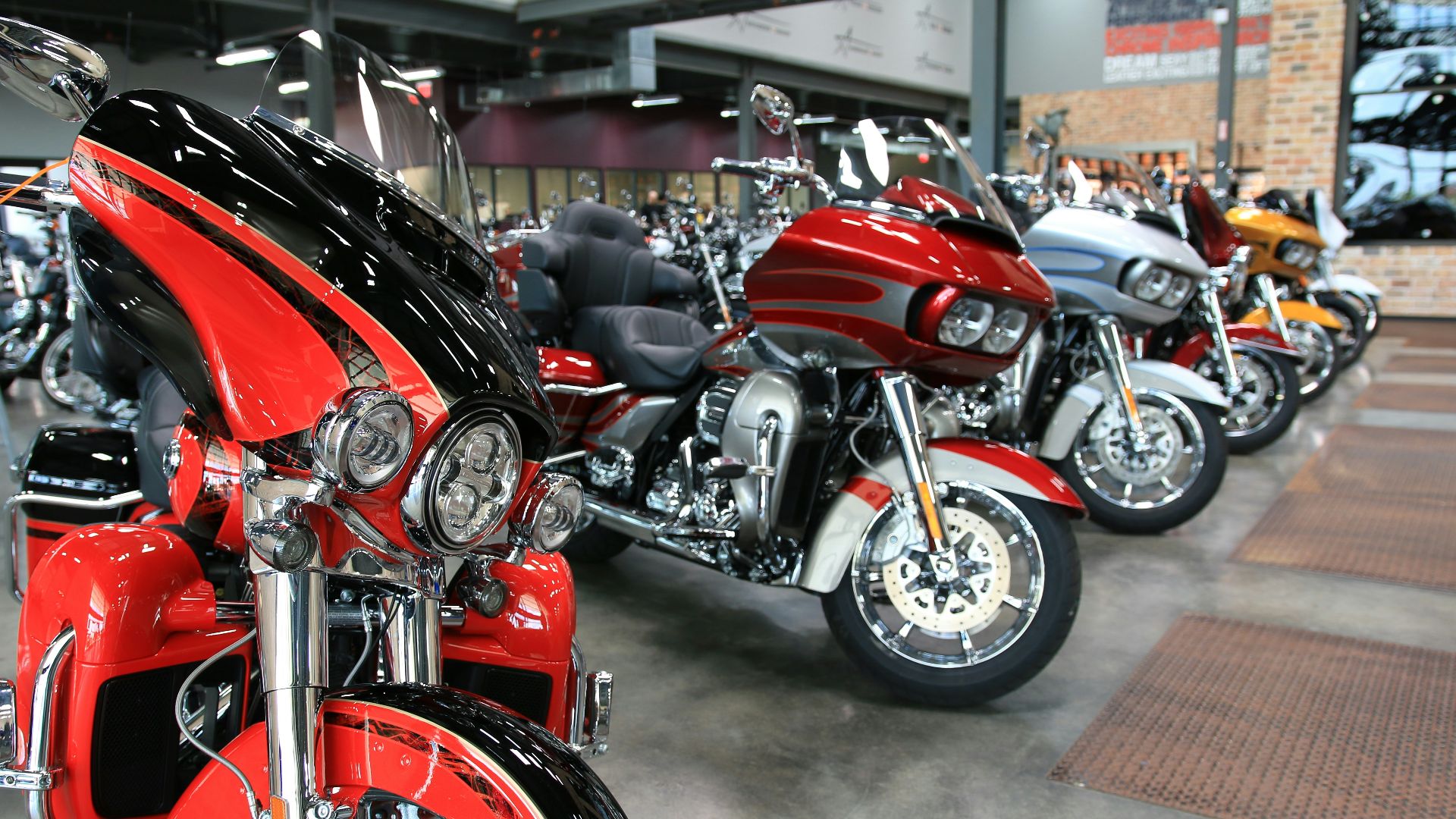 a row of motorcycles parked next to each other