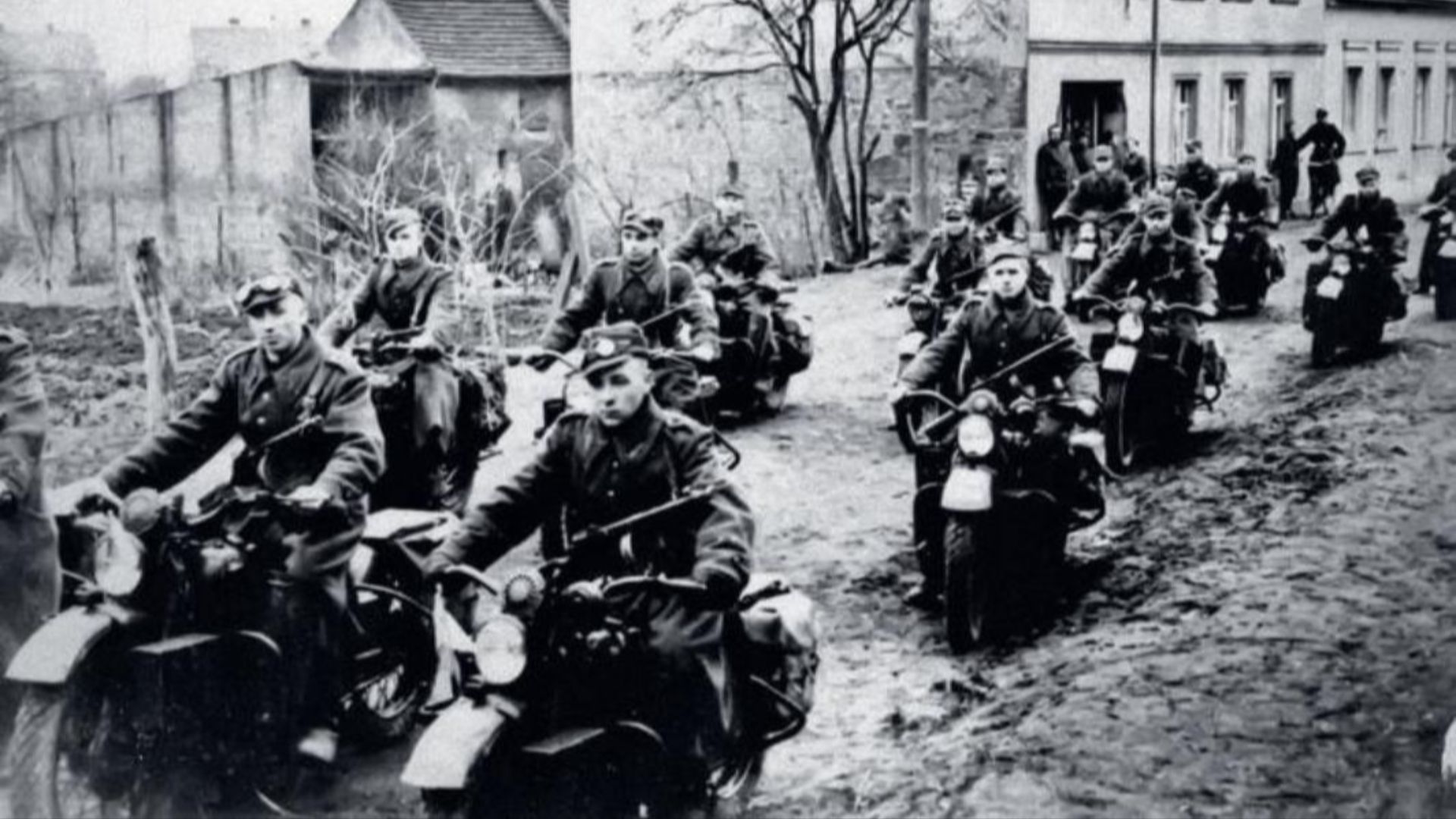 File:Motocykliści 2. Armii Wojska Polskiego podczas operacji łużyckiej, kwiecień 1945 r. Oddział jest wyposażony w amerykńskie motocykle Harley-Davidson, dostarczane do ZSRS w ramach umowy Lend-Lease.jpg
