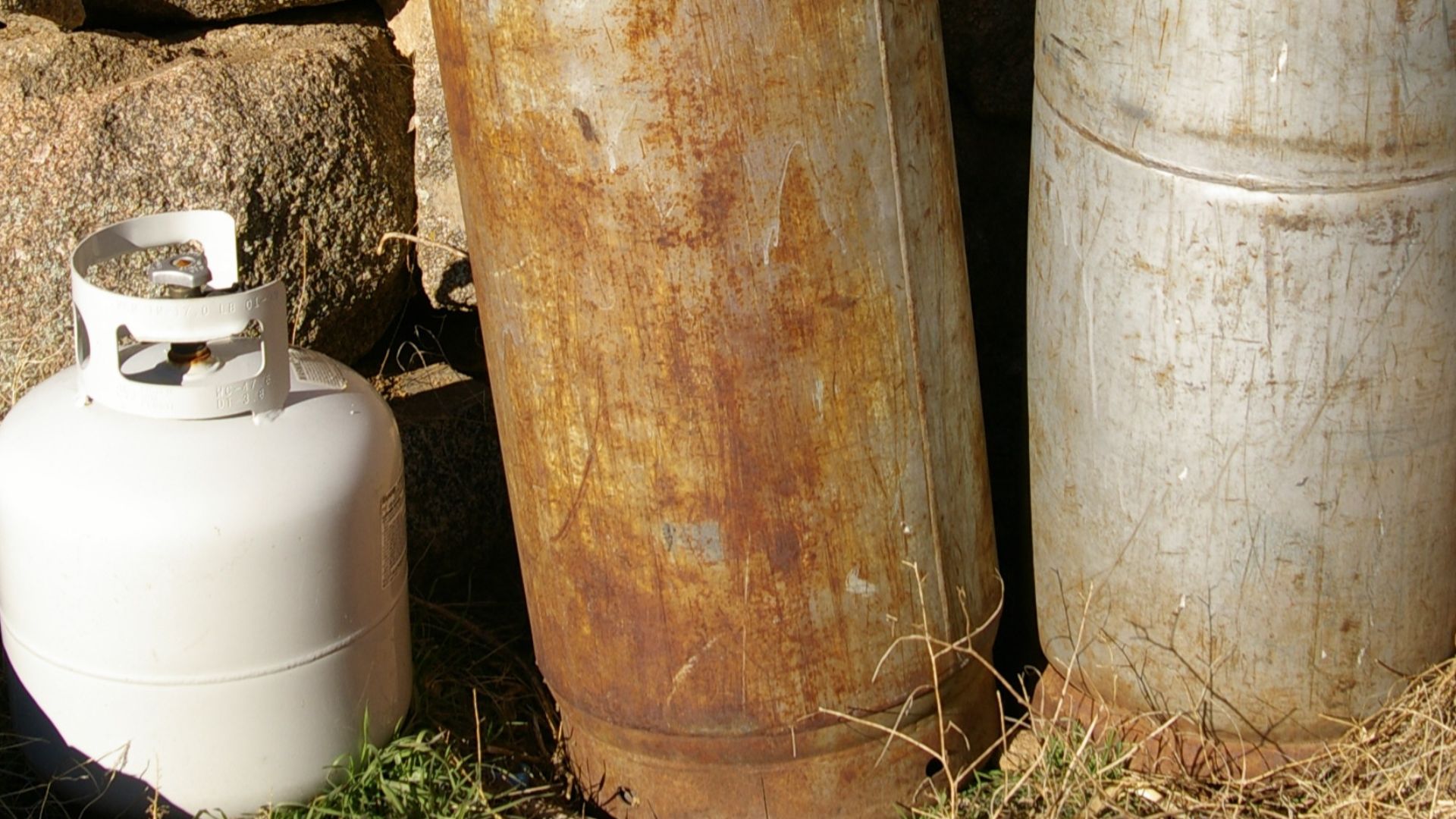File:Propane tanks large.jpg