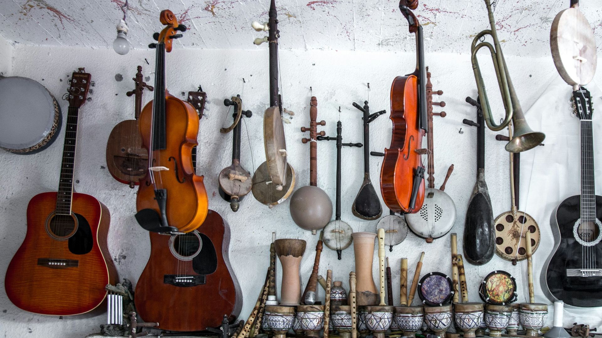 assorted-color guitar lot