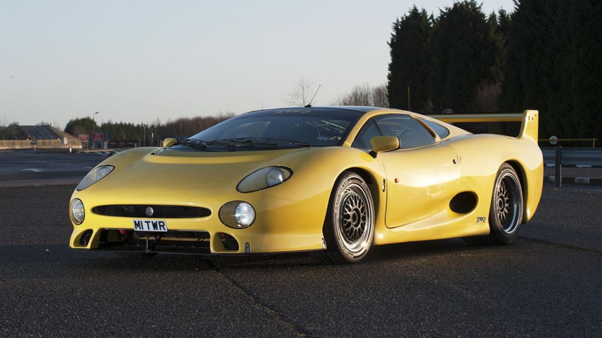 File:Jaguar XJ220S Front JagMENA.jpg
