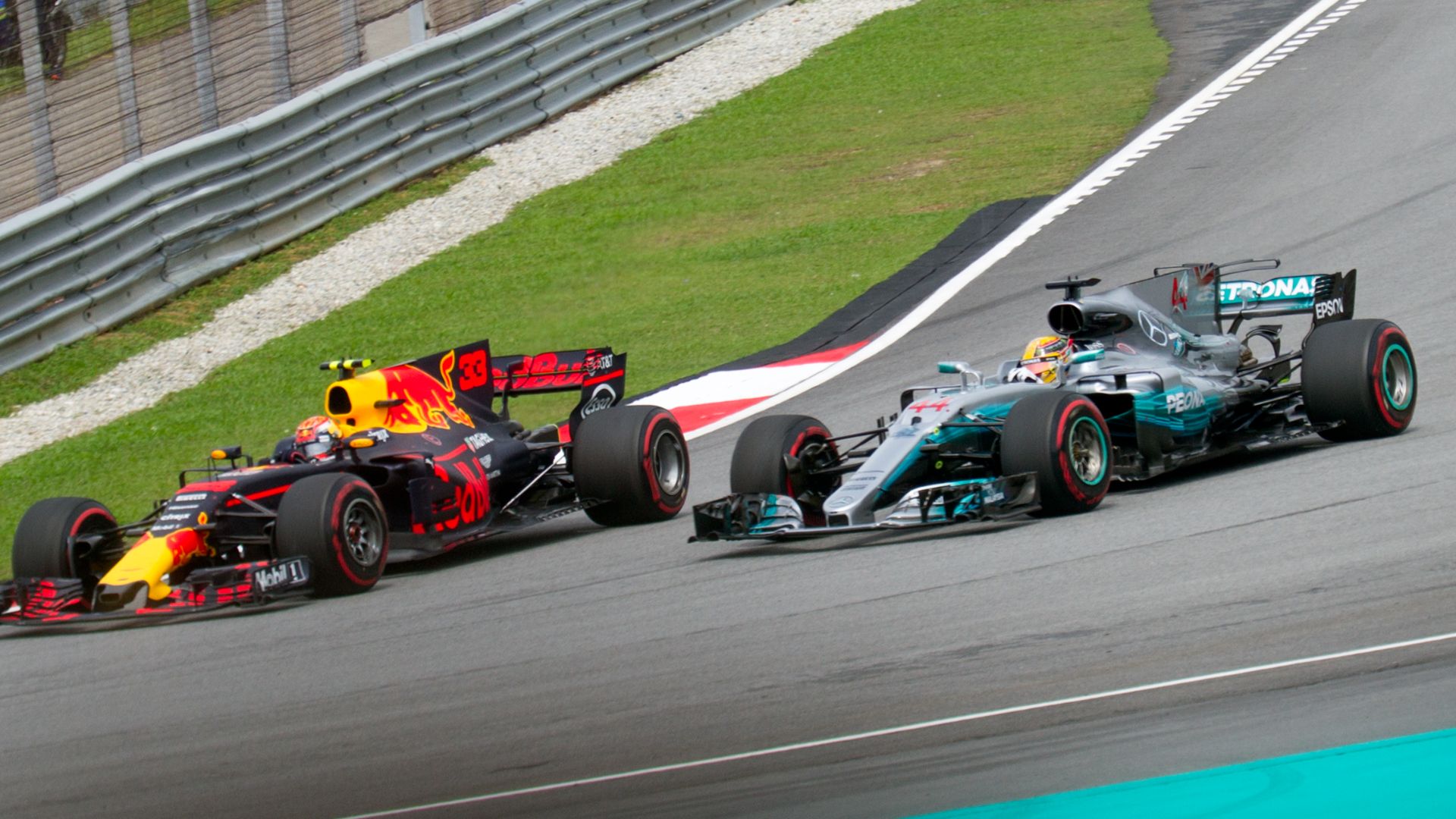 File:Max Verstappen overtaking Lewis Hamilton 2017 Malaysia 2.jpg