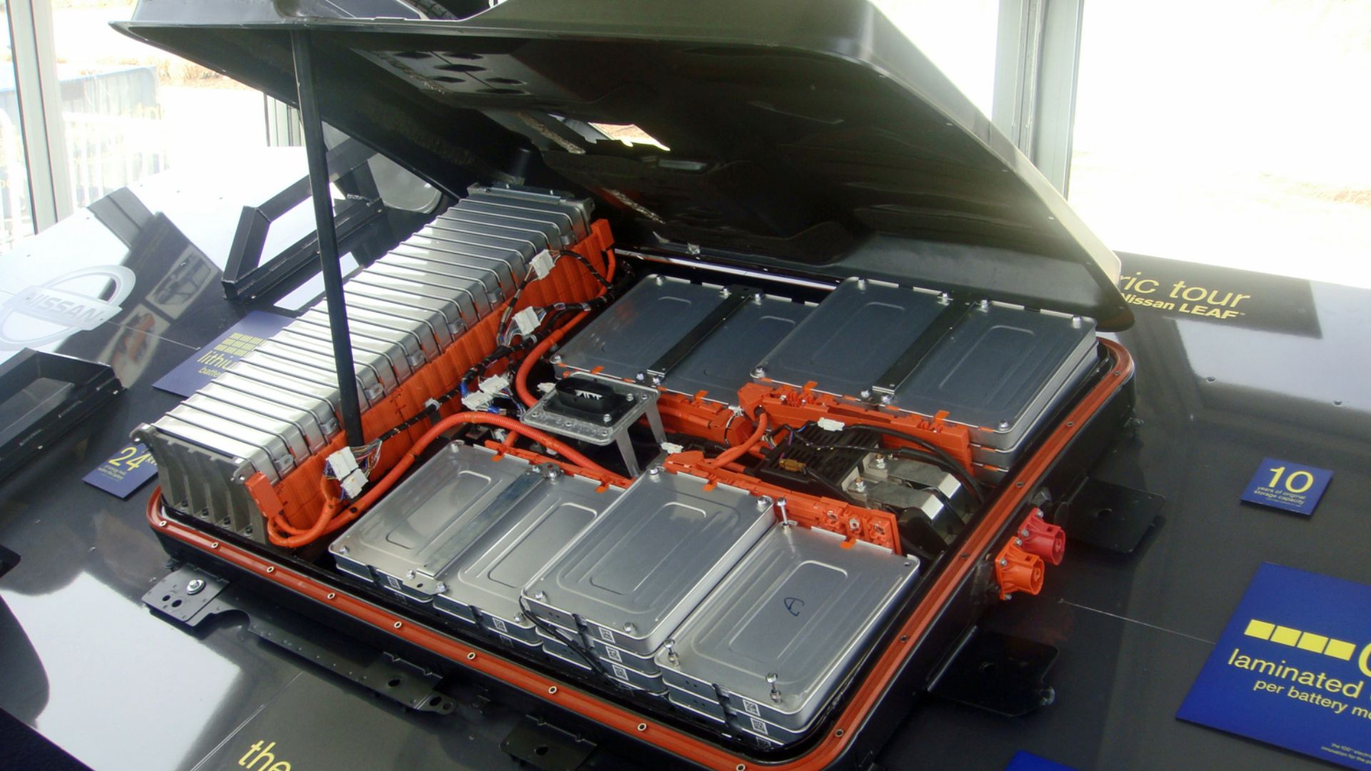 File:Nissan Leaf battery pack DC 03 2011 1629.jpg