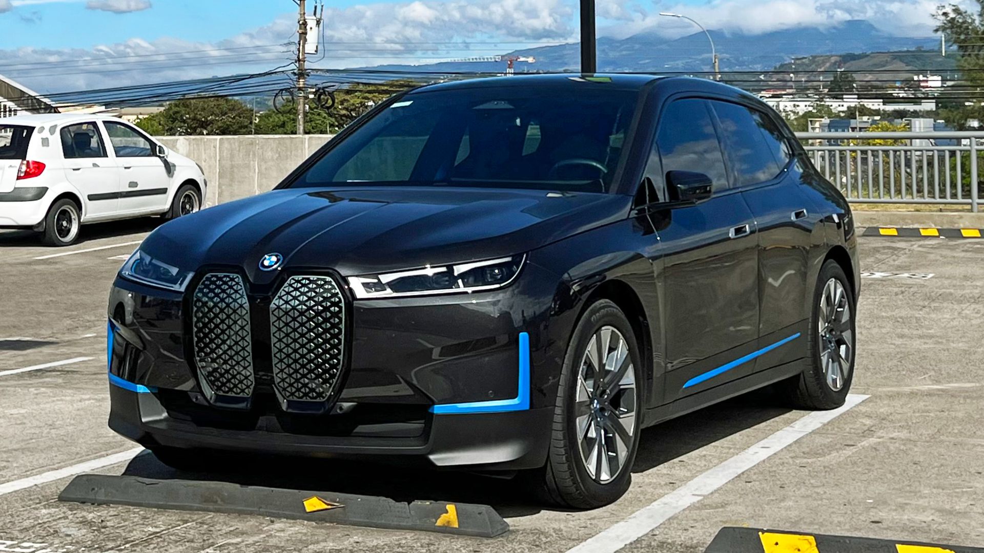 File:BMW iX CRI 12 2022 0845.jpg