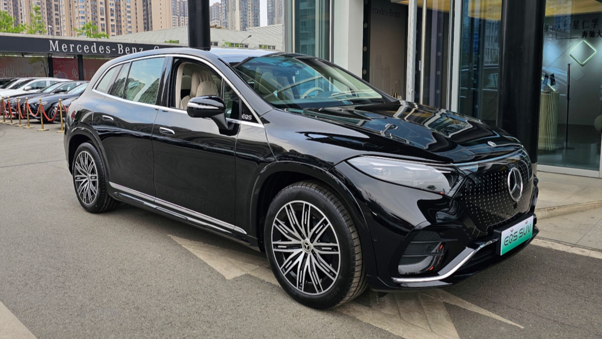 File:Mercedes-Benz EQS SUV 01 China 2023-04-10.jpg