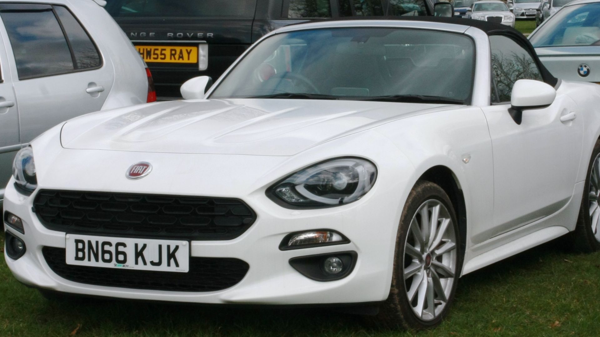File:Fiat 124 Spider 1368cc registered September 2016.jpg