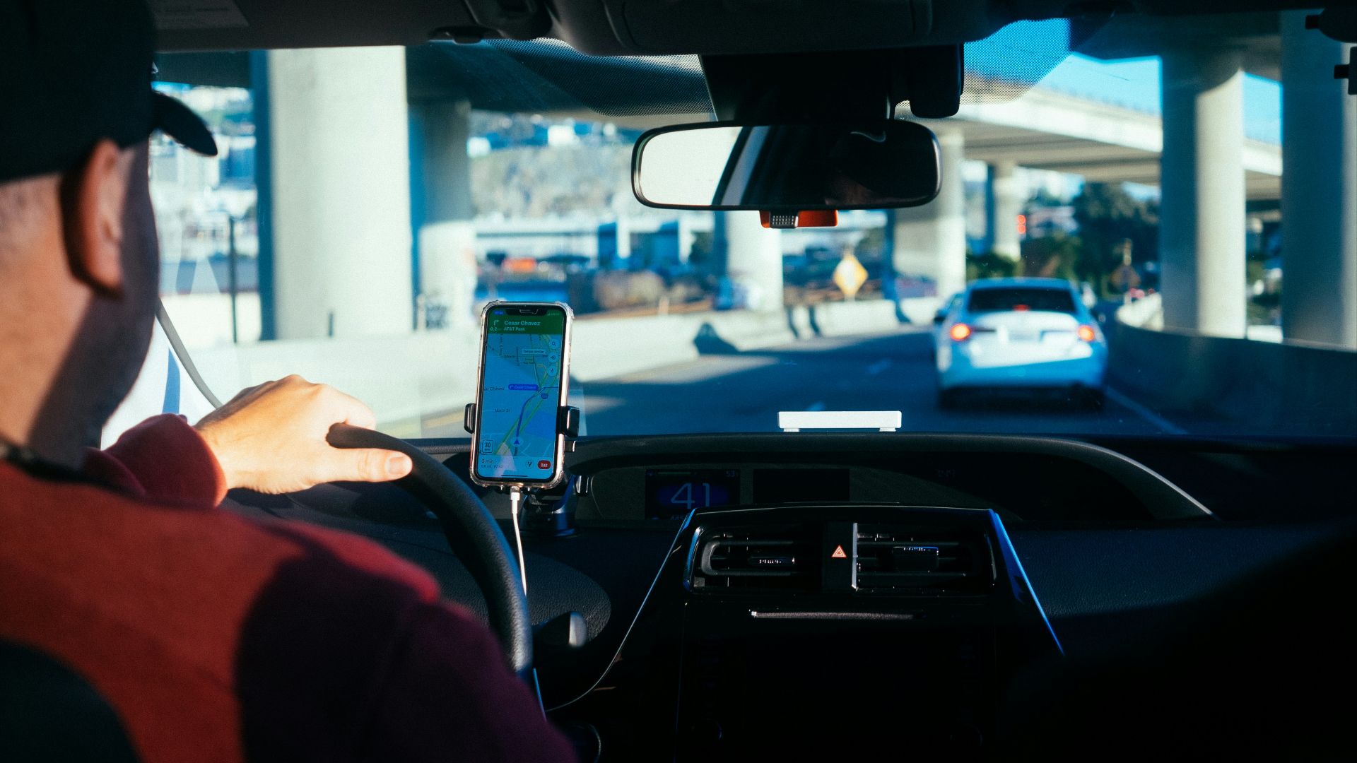 person holding iphone 6 inside car