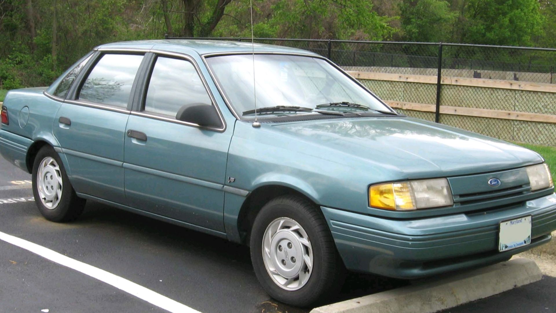 File:92-94 Ford Tempo.jpg