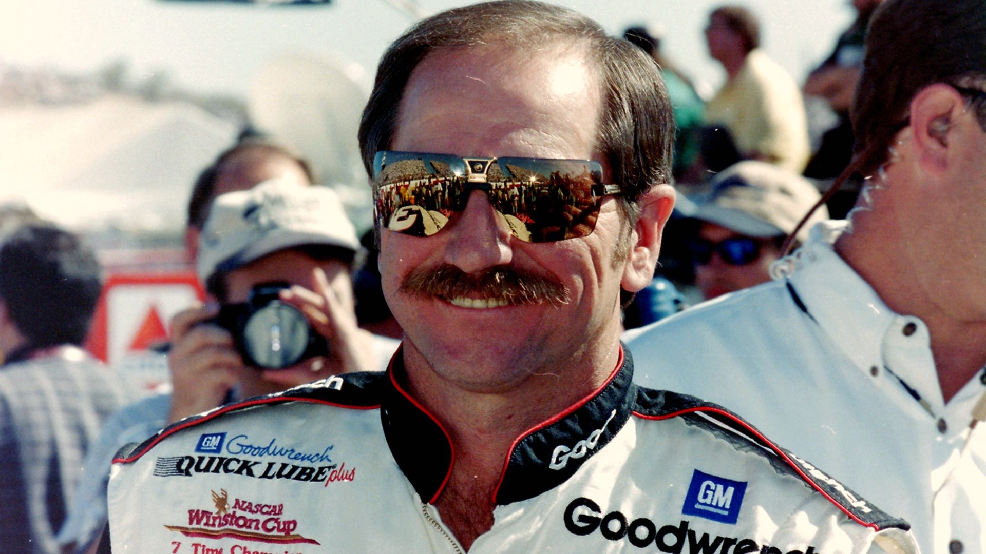 File:DaleEarnhardtSunglassesDriversSuit.jpg