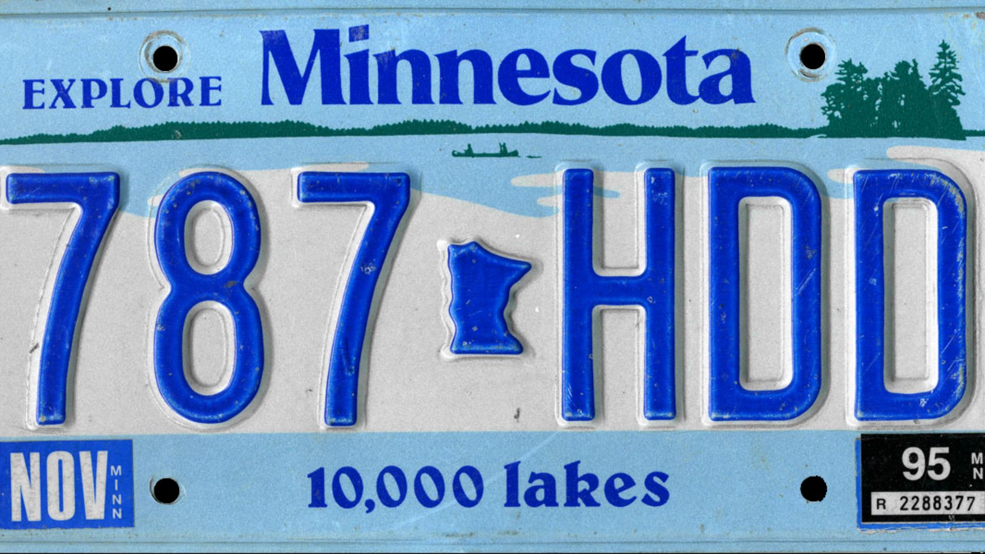 File:Minnesota 1987–1993 series license plate with November 1995 sticker.png