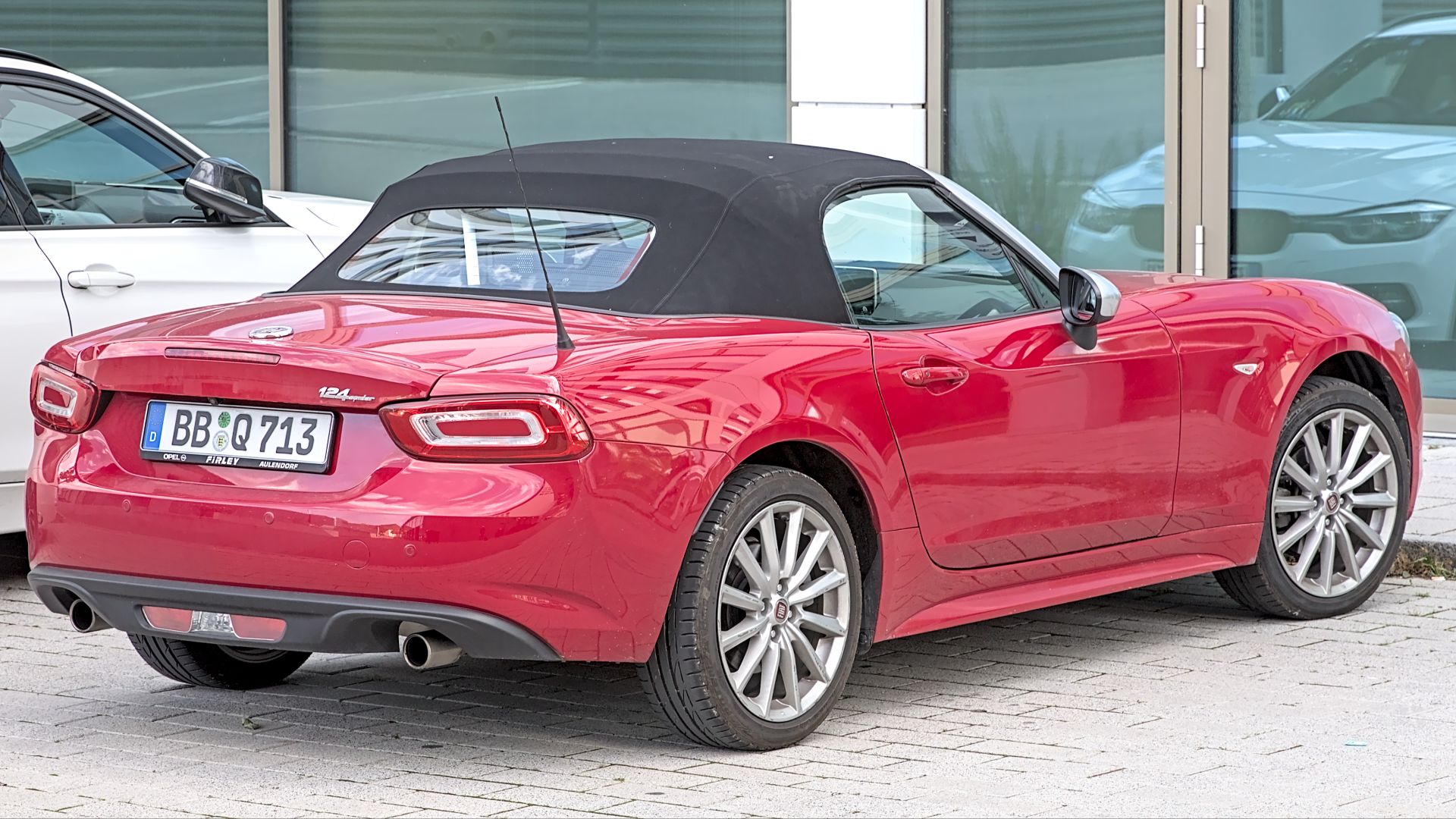 File:Fiat 124 Spider (2016) 1X7A0822.jpg