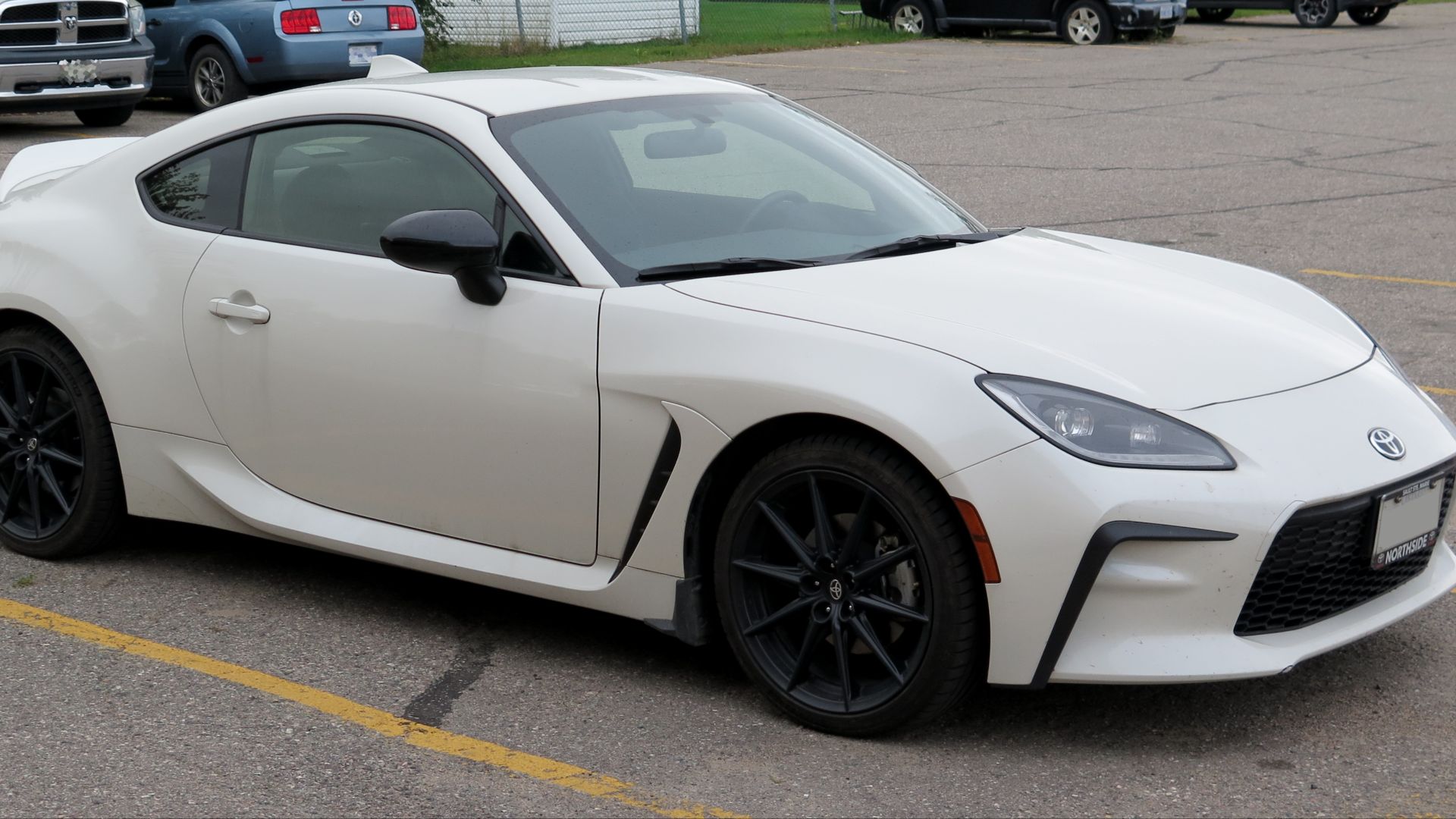 File:2022 Toyota GR86 Premium in Halo, Front Right, 09-27-2022.jpg