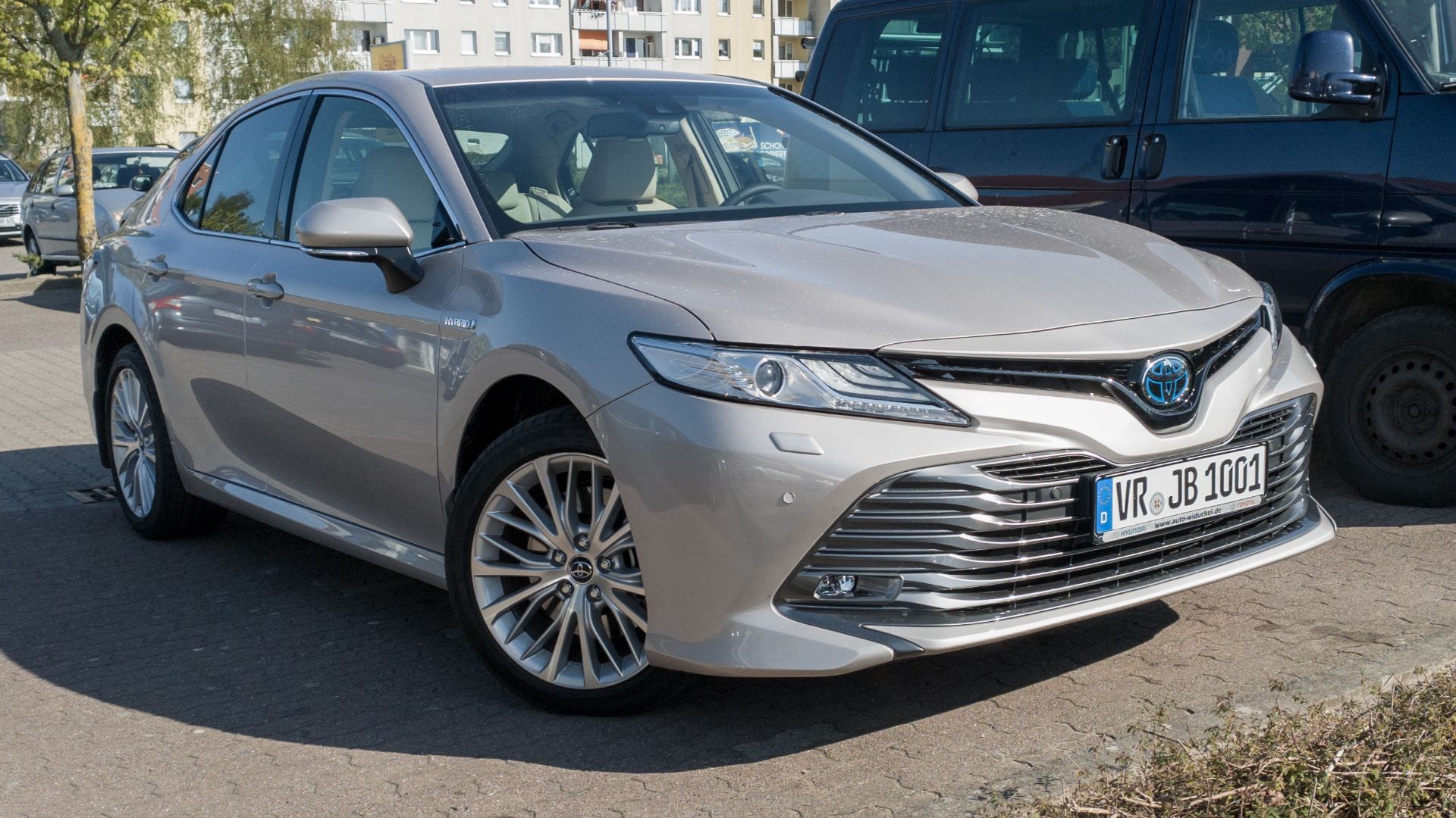 File:Toyota Camry Hybrid, Ribnitz-Damgarten (LRM 20200504 165212).jpg